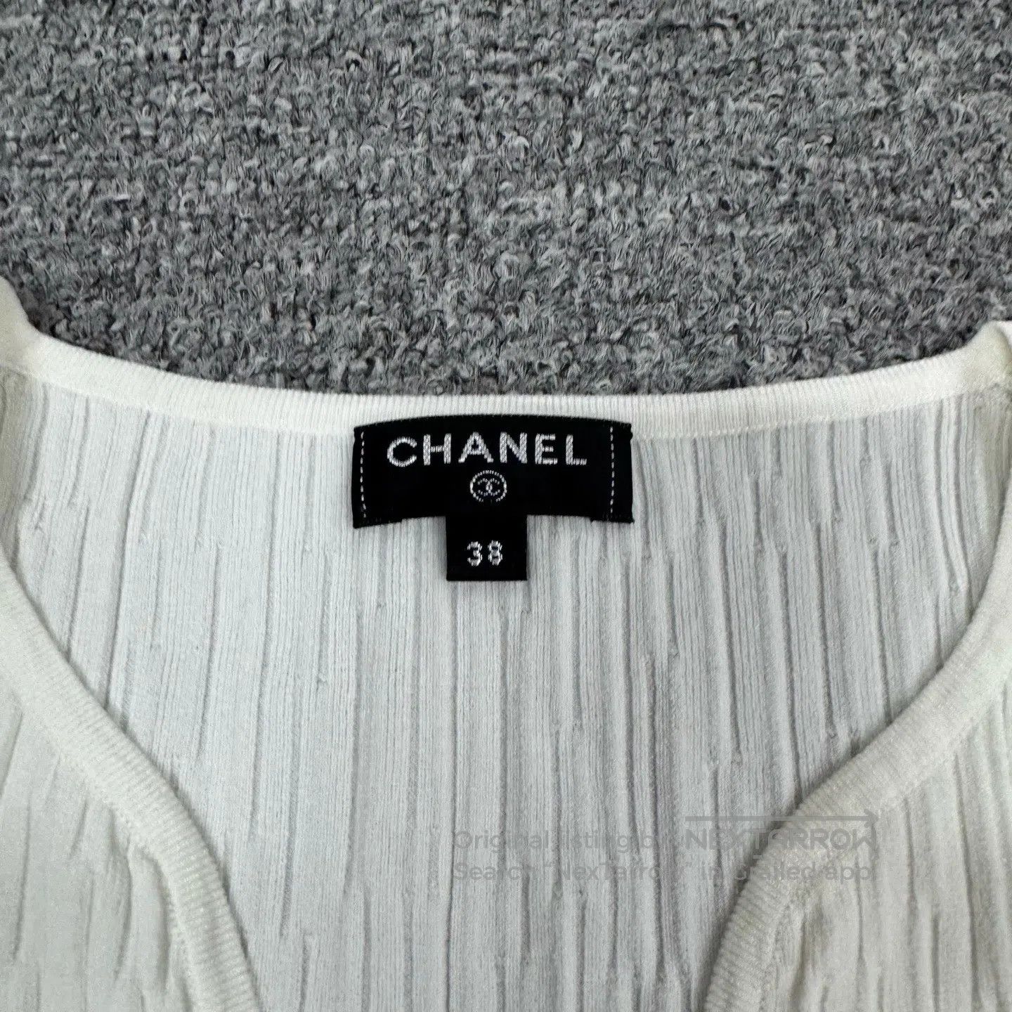 Chanel Chanel V-neck, gold small button, short-sleeved top| Size M / US 6-8 / IT 42-44 - 4 Thumbnail