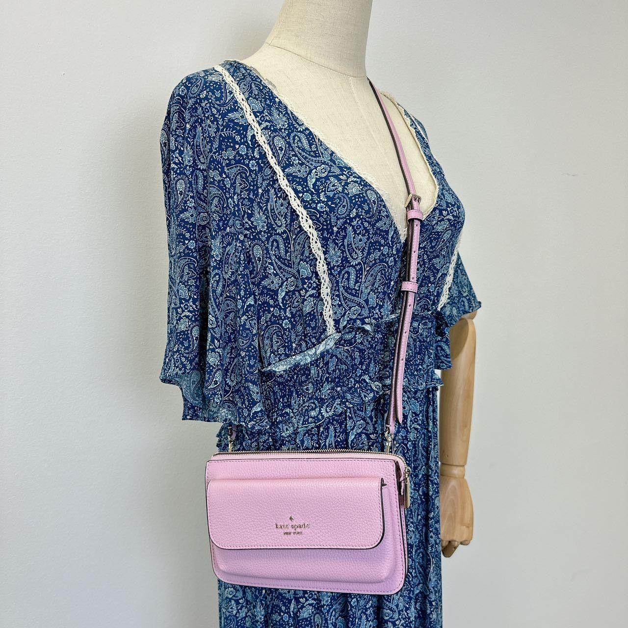 Kate Spade Kate Spade K8284 Leila Small Pebbled Leather Crossbody Pink Size ONE SIZE - 1 Thumbnail