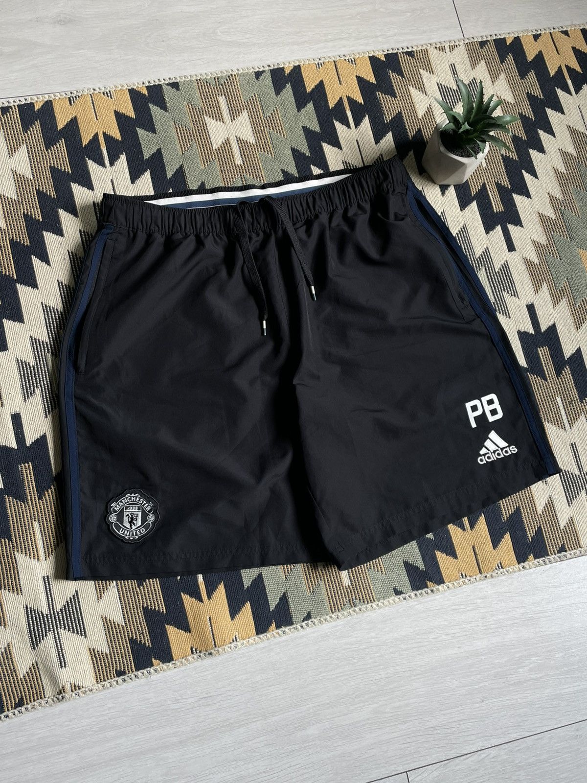 Adidas × Vintage Adidas Manchester United 2016/17 Soccer Shorts Size US 36 / EU 52 - 2 Thumbnail