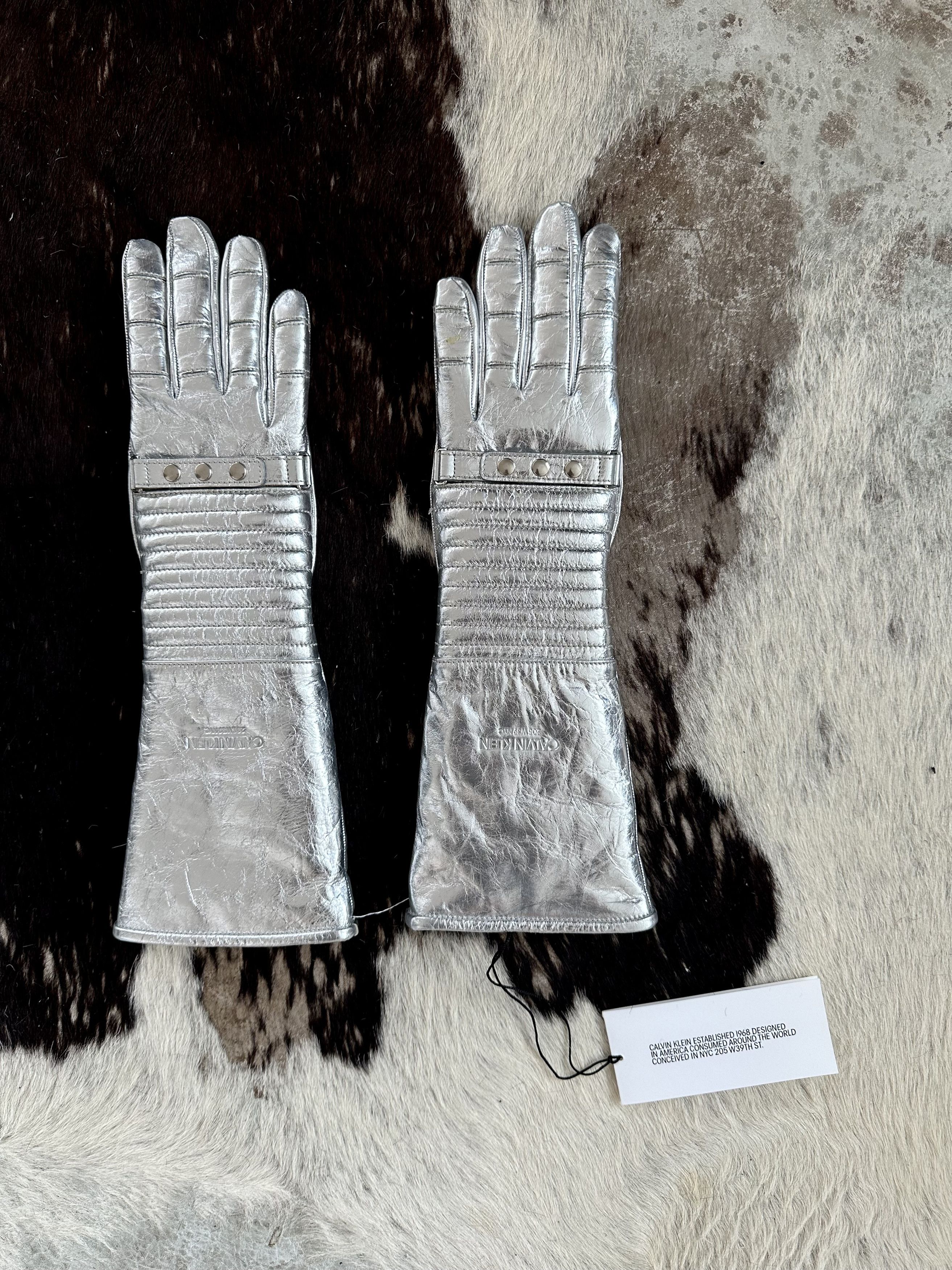 Calvin Klein 205W39NYC × Raf Simons A/W 18 Silver Leather Astro Gloves Size ONE SIZE - 8 Thumbnail