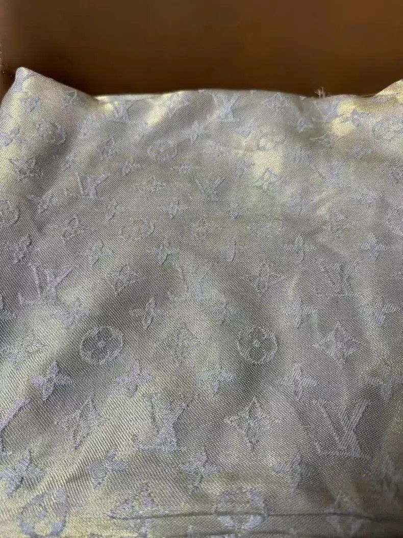 Louis Vuitton Louis Vuitton Full print presbyopia gold silk scarf Size ONE SIZE - 2 Thumbnail
