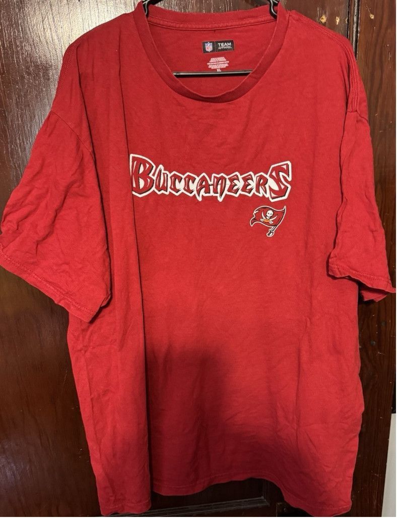 The Unbranded Brand Tampa Bay Buccaneers NFL Team Apparel Men's Size XL Red Size US XL / EU 56 / 4 - 1 Thumbnail