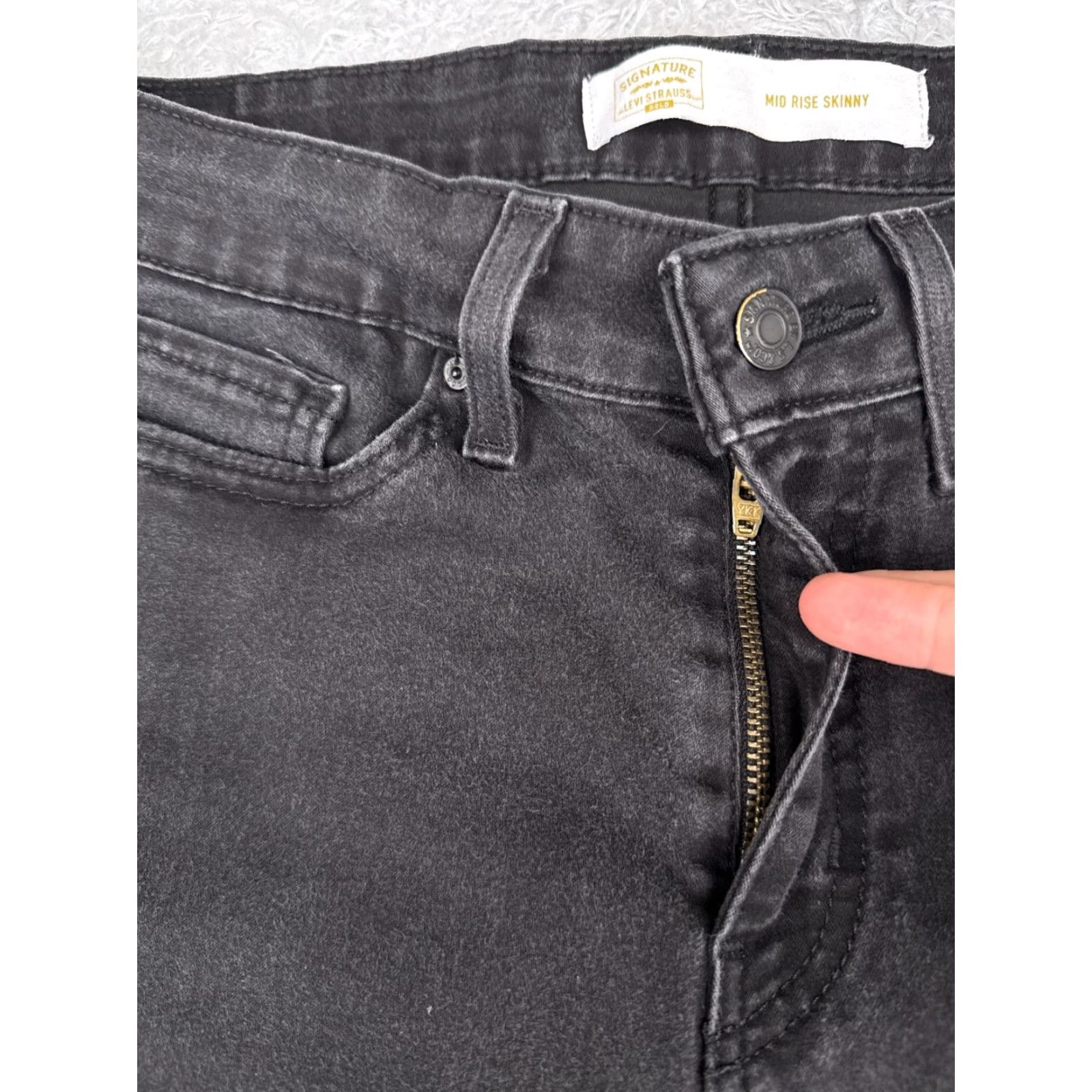 Levi's Levis Jeans Women 29 Black Denim Mid Rise Skinny Cotton Blend 29x28 Jeans Women's Black 29 28 Levi's Skinny Modern 5-Pocket Mens? Size 29" - 5 Thumbnail