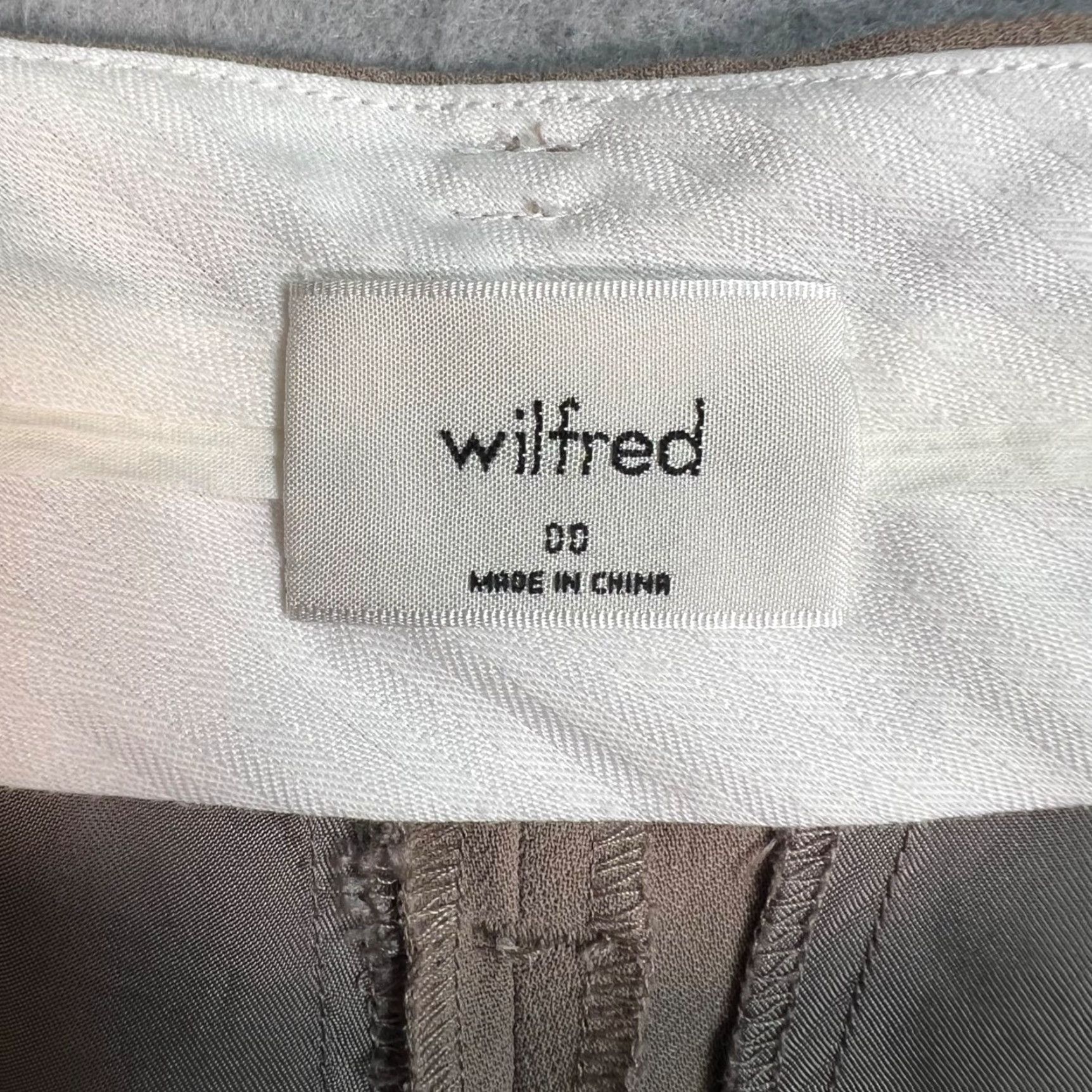 Vintage VINTAGE Wilfred Womens Bermuda Shorts 00 Beige High-Waisted Pleated Short Adult Womens 00 Beige Bermuda Shorts Womens Size 24" / US 00 / IT 34 - 3 Thumbnail
