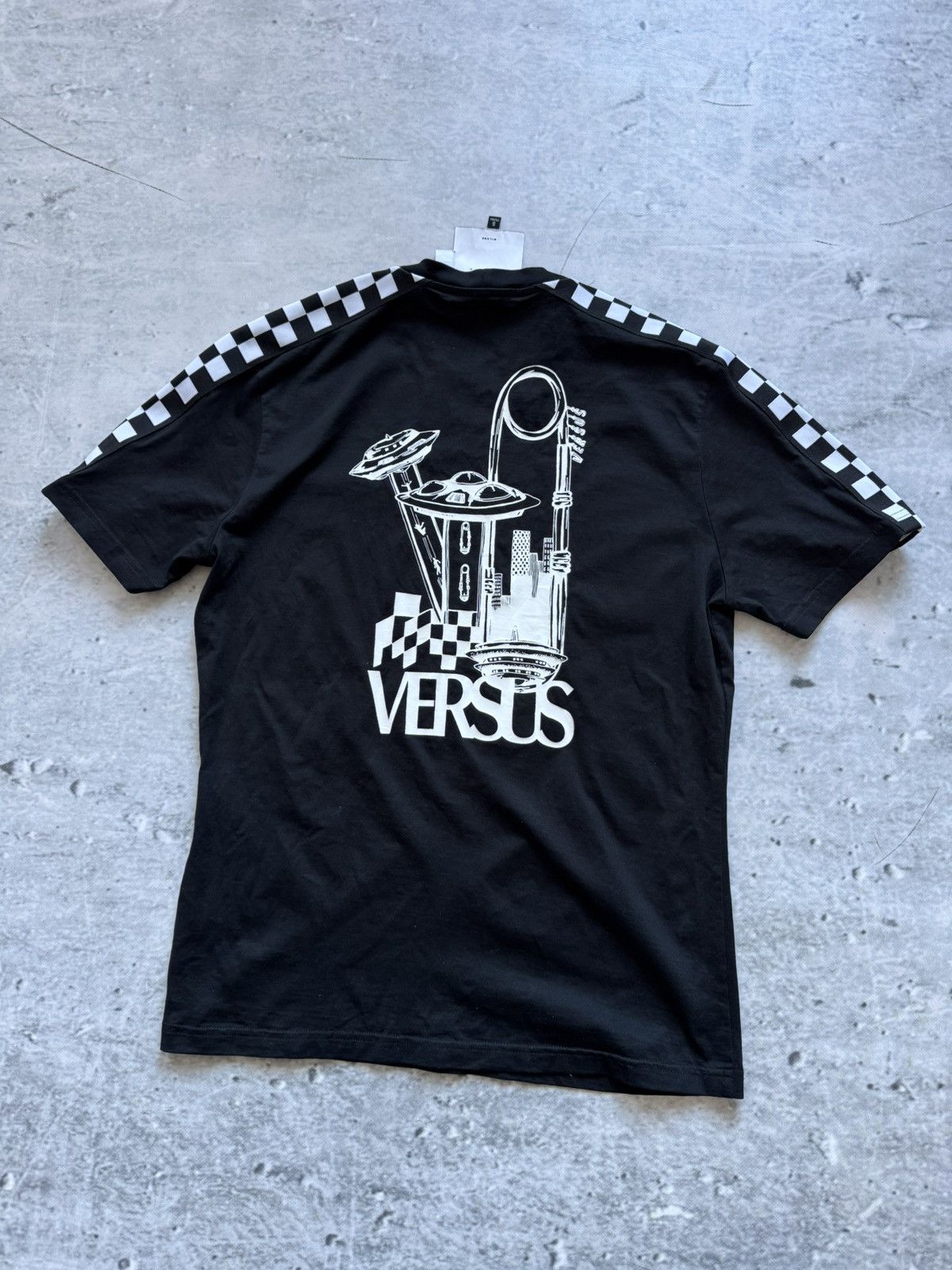 Versace × Vintage 🎬Rare Versace Versus tee bit logo Alien city Size US S / EU 44-46 / 1 - 2 Thumbnail