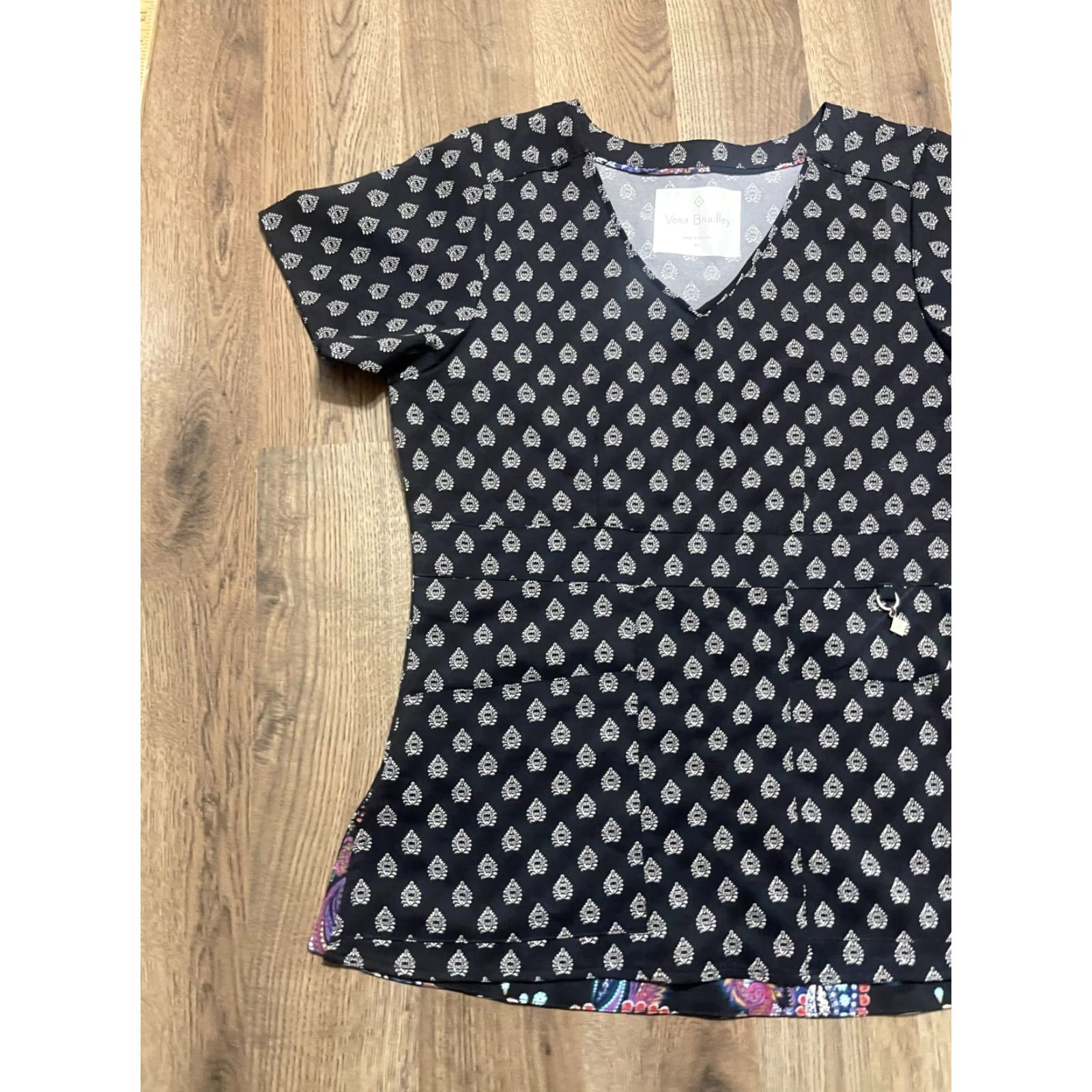 Vera Bradley Vera Bradley Scrub Top Women XS Black White V-Neck Allover Print NWT Size 26" / US 2 / IT 38 - 3 Thumbnail