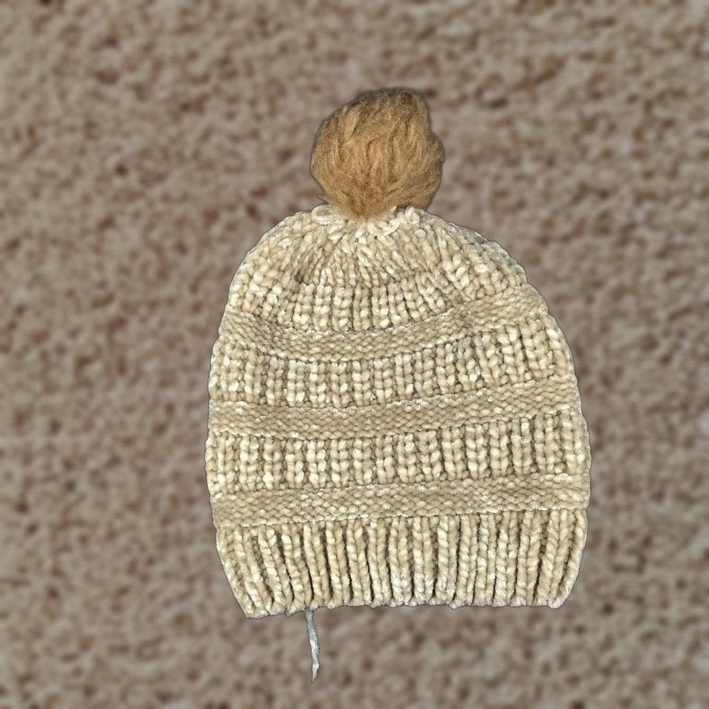 Vintage Elegant Essence Beanie Hat Unisex Adults One Size Green 100% Polyester Knit Size ONE SIZE - 1 Thumbnail