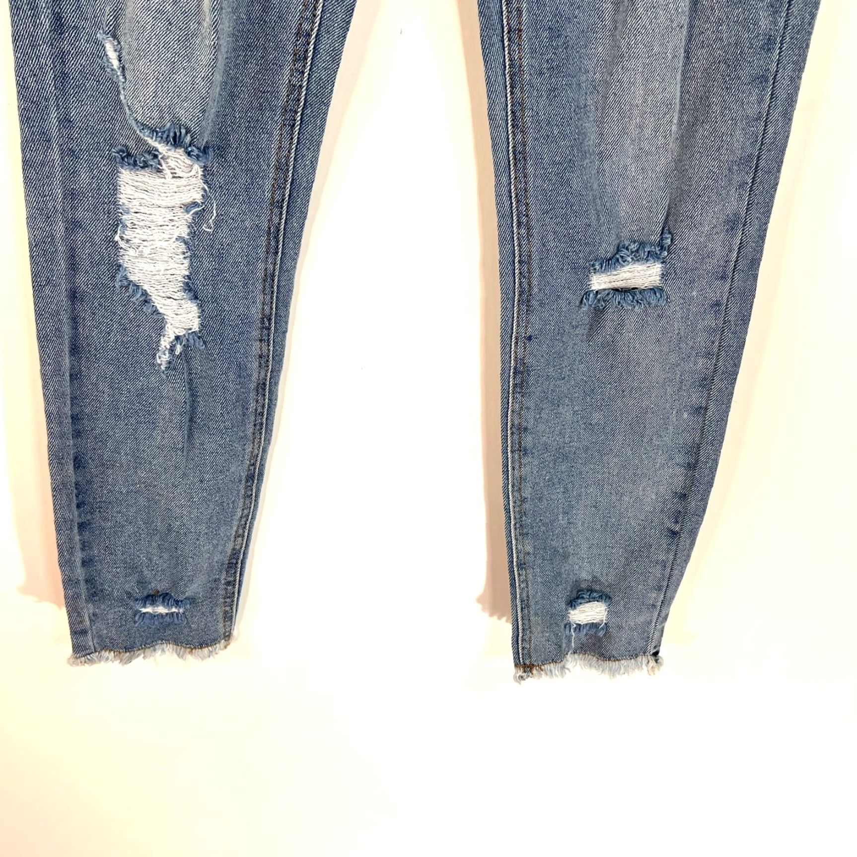 Vintage Tinseltown Distressed Mom Jeans Womens Size 3/26 Blue Medium Wash High Rise Size 26" / US 2 / IT 38 - 4 Thumbnail