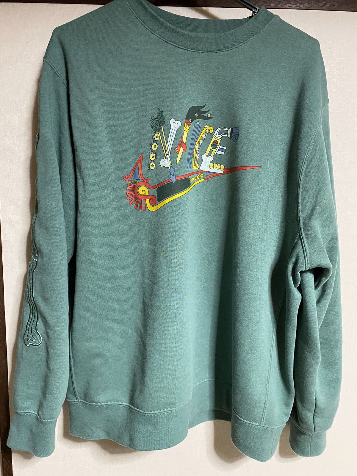 image of Nike Sports Wear Sweat Shirt in Green, Men's (Size Large)