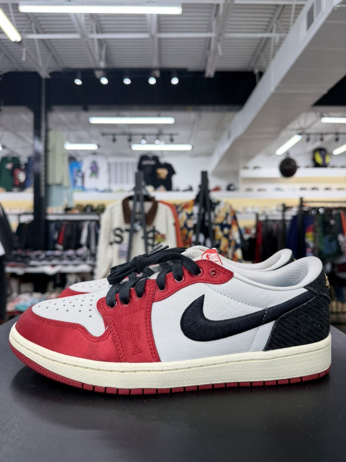 Jordan Brand Air Jordan 1 Low Trophy Room Rookie Card Away Size 8.5(2024) Size US 8.5 / EU 41-42 - 7 Thumbnail