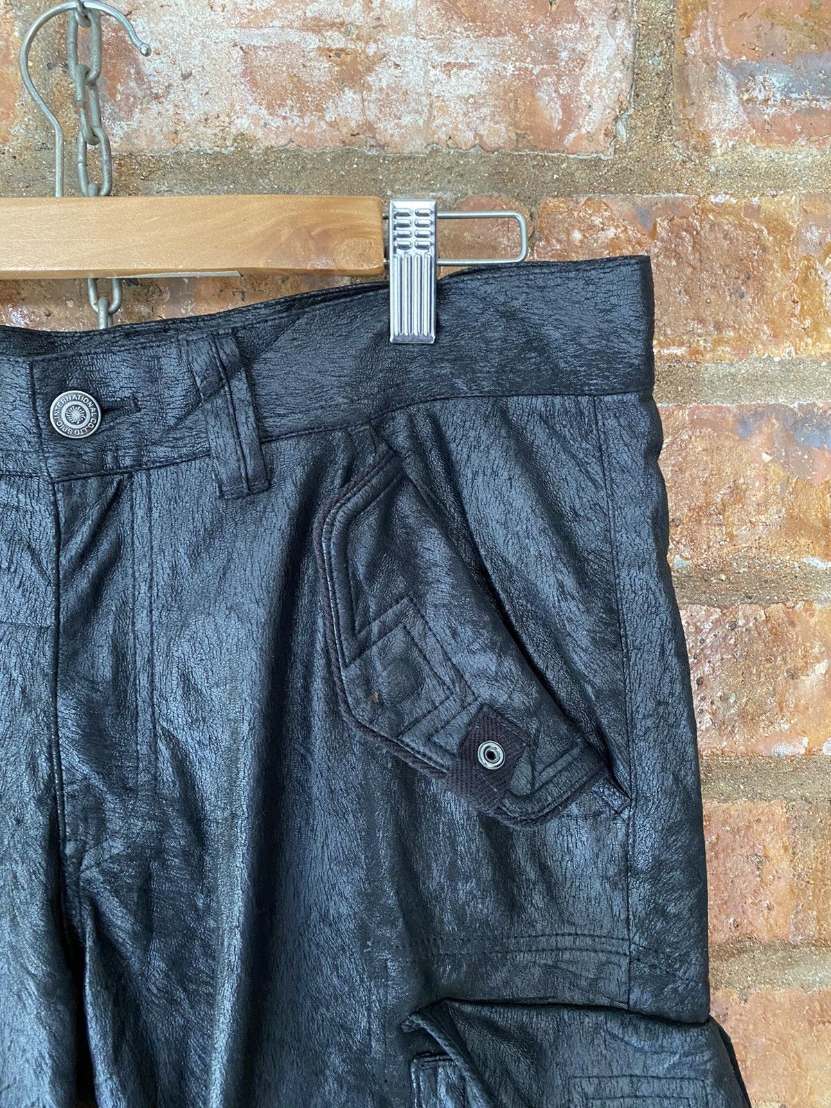 Tornado Mart 2000s Tornado Mart Bondage Textured Gas Mask Cargo Shorts Size US 31 - 6 Thumbnail