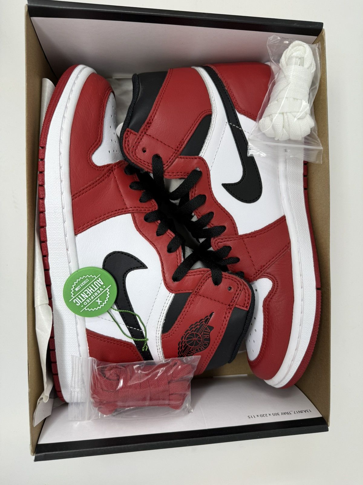 Nike Nike Air Jordan 1 Retro High OG 'Chicago' 2015 555088-101 Size US 9.5 / EU 42-43 - 10 Thumbnail