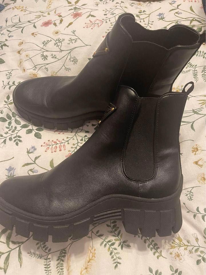 Guess Guess Chunky Heel Boots Size9 Size US 9 / IT 39 - 1 Thumbnail