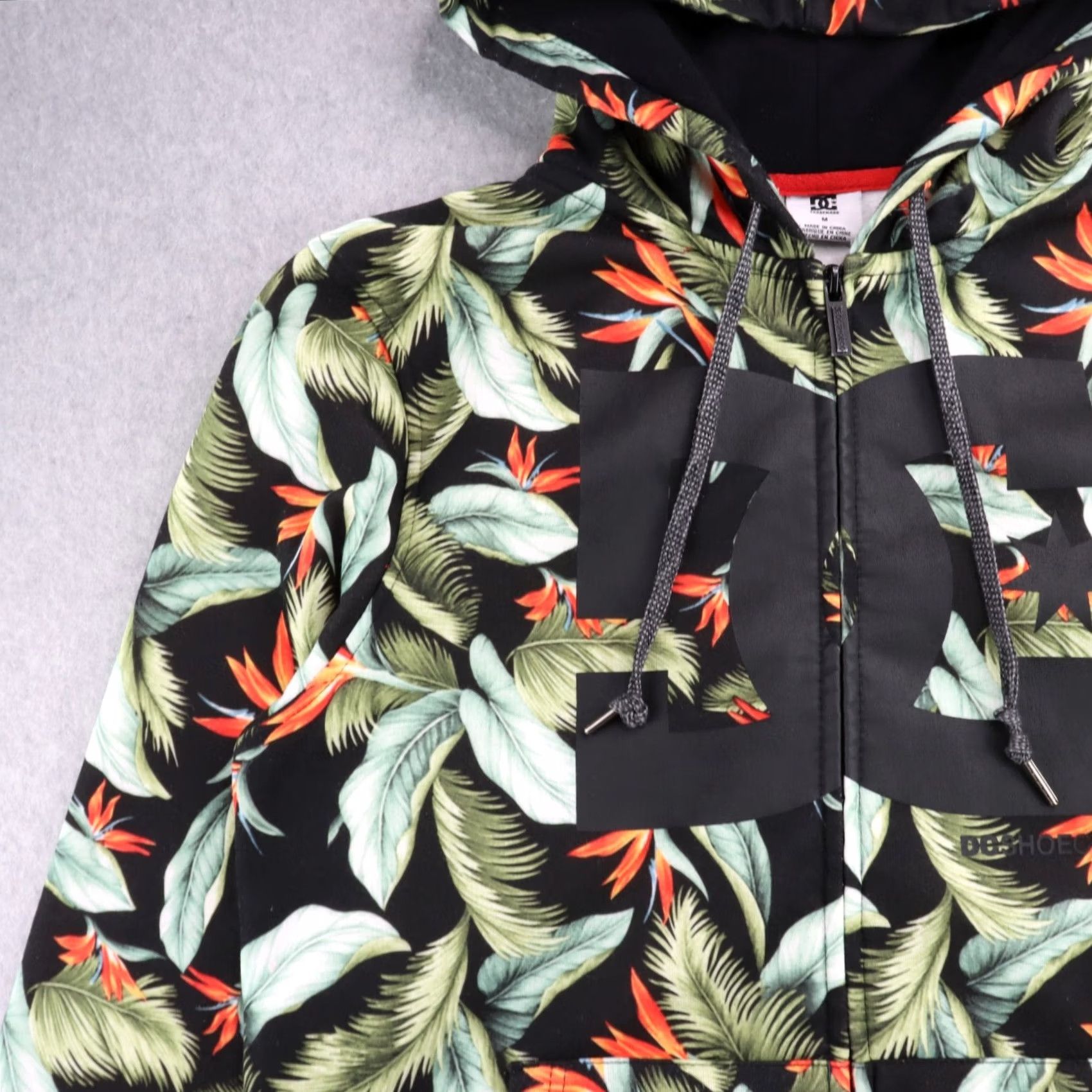Vintage VINTAGE DC Shoes Hoodie Mens Size Medium Floral Hoodie Skateboard Logo Zip Up Size US M / EU 48-50 / 2 - 6 Thumbnail