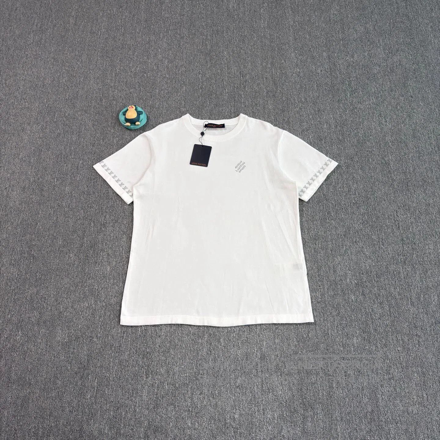 Louis Vuitton White Short-Sleeve T-Shirt with Printed Sleeves. Size US L / EU 52-54 / 3 - 1 Thumbnail