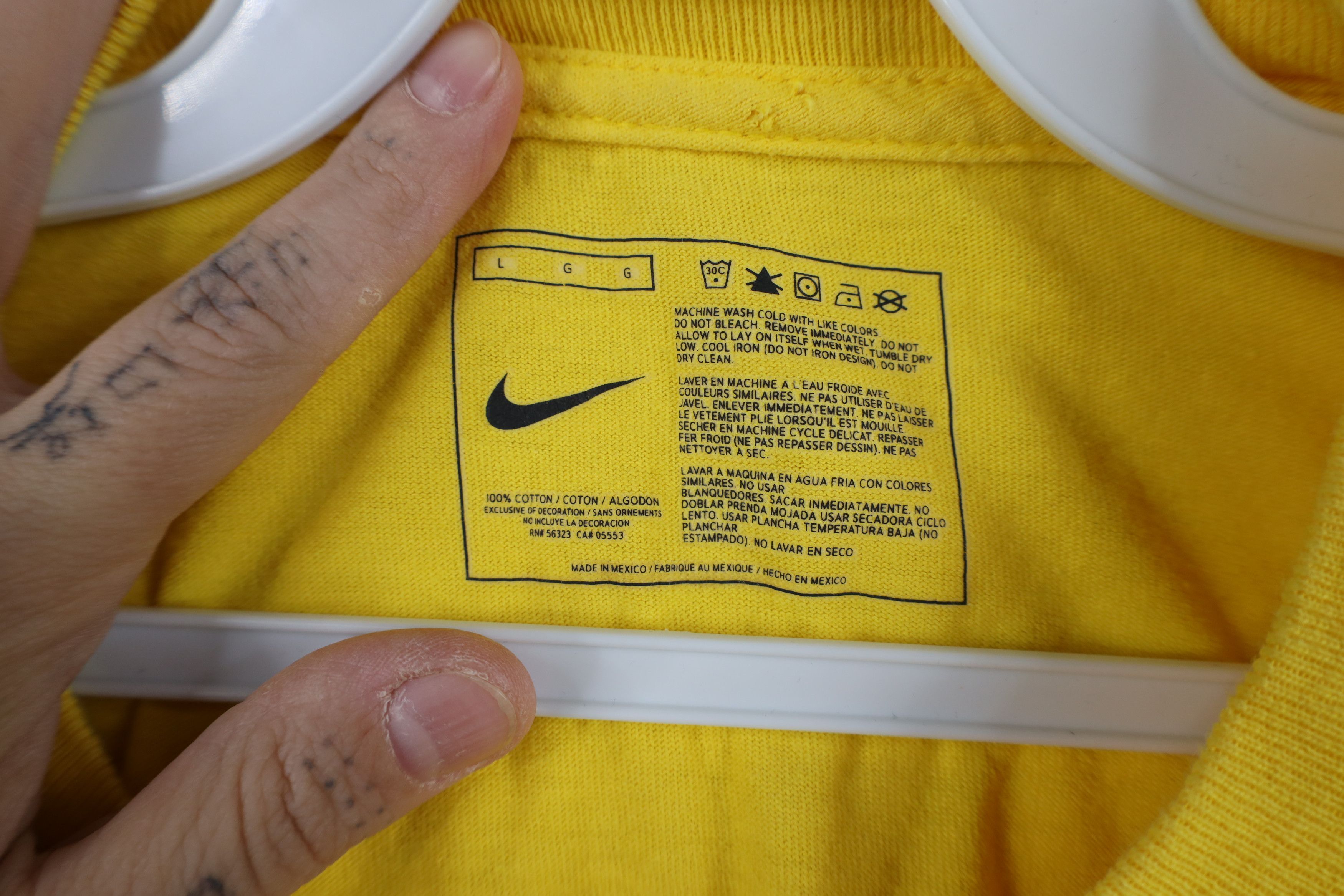 Nike Vintage Nike Scott Center Swoosh Las Vegas T-Shirt Yellow Size US L / EU 52-54 / 3 - 6 Thumbnail