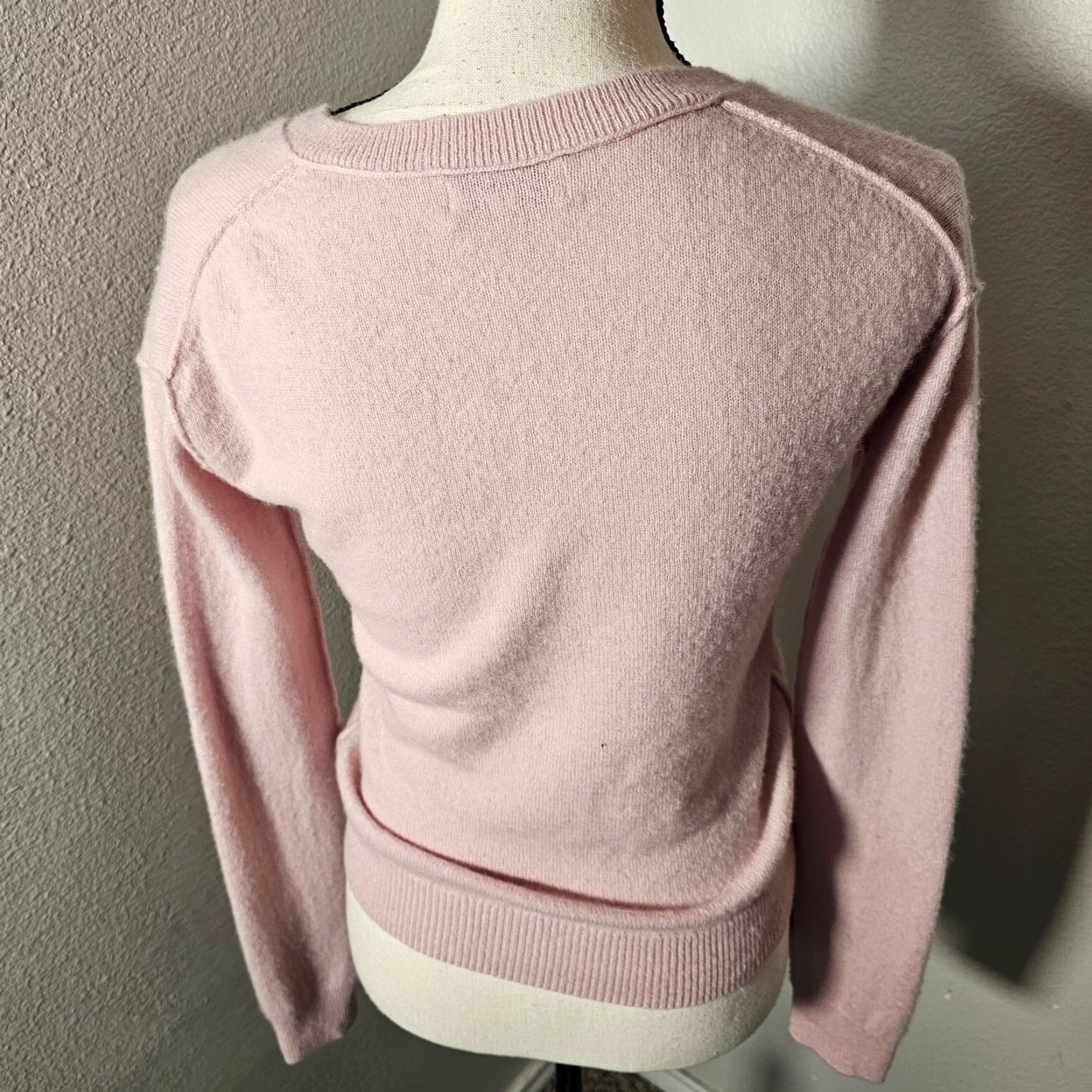 Neiman Marcus VINTAGE Neiman Marcus Cashmere Sweater XS Pink V-Neck Long Sleeve Casual Womens Size XS / US 0-2 / IT 36-38 - 5 Thumbnail