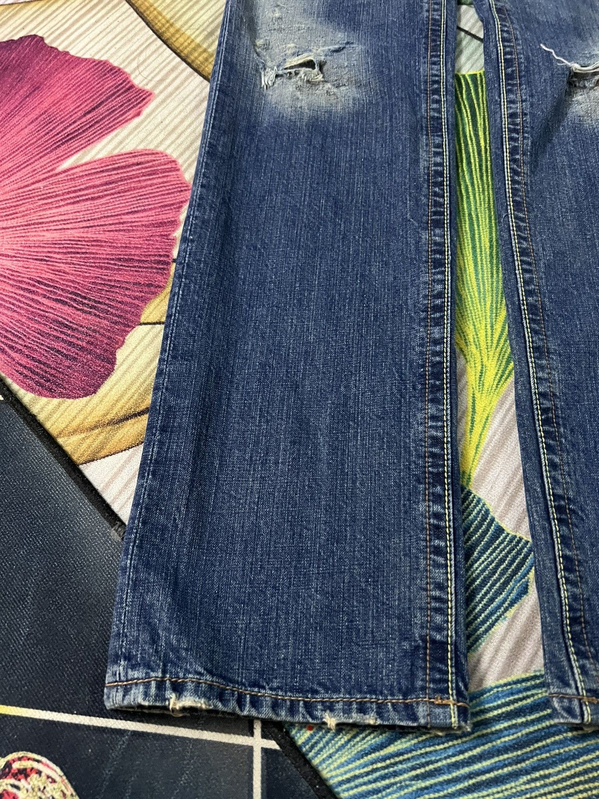 Japanese Brand 💥Vanquish Distresss Jean Very Rare Size US 32 / EU 48 - 4 Thumbnail