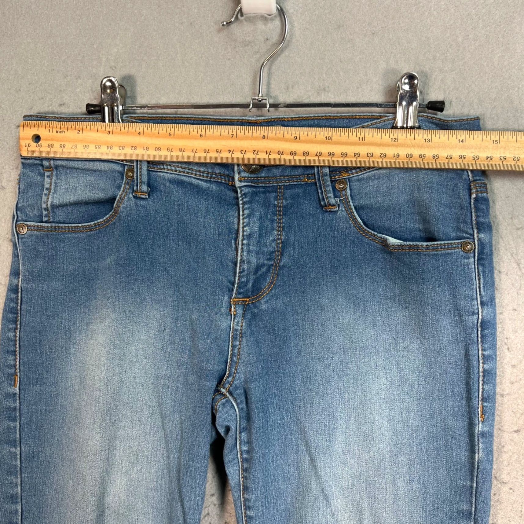 Free People VINTAGE Free People Jeans Womens 27 Denim Skinny Blue Cotton Blend 27 in Waist 28 Rise Mid 8.5-10.5 Inseam 27 Adult Womens Boys Girls Mens Size 27" / US 4 / IT 40 - 5 Thumbnail