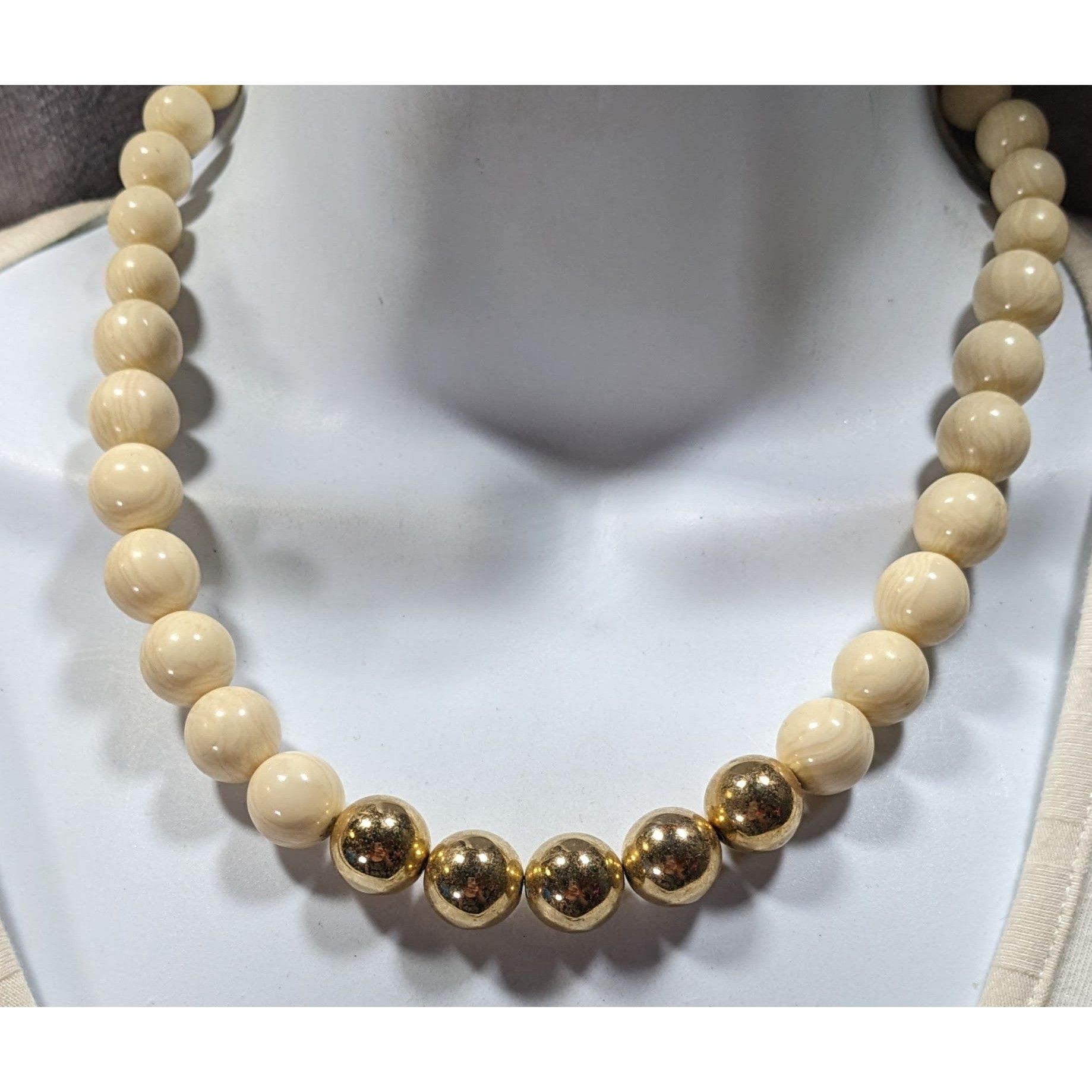 Other Vintage Marbled Cream Lucite And Gold Tone Beaded Necklace Size ONE SIZE - 5 Thumbnail