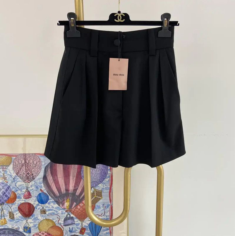 Miu Miu Black Wool Summer Shorts 0089