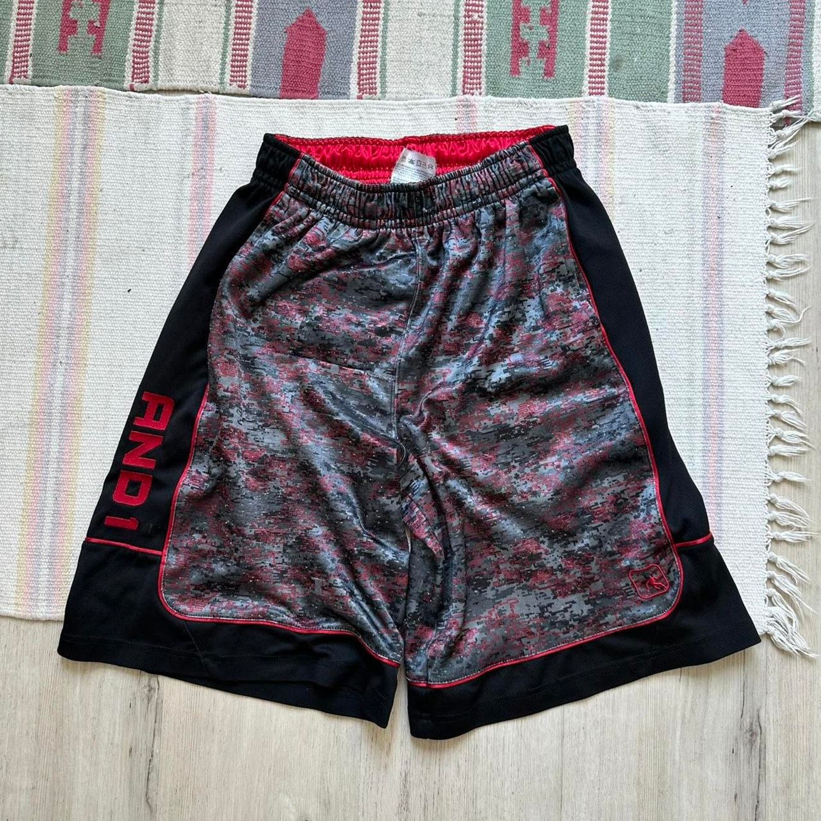 Vintage Vintage Y2K Grey Red Digi Camo Long And1 Basketball Shorts Size US 28 / EU 44 - 4 Thumbnail