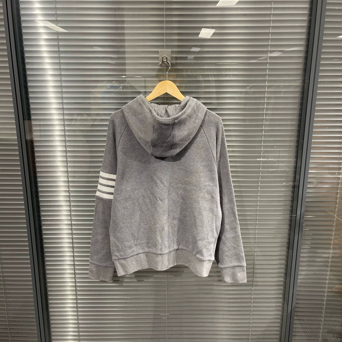 Thom Browne Thom Browne Gray 4-Stripe Waffle Knit Zip-Up Jacket 4 Size XL / US 12-14 / IT 48-50 - 2 Thumbnail