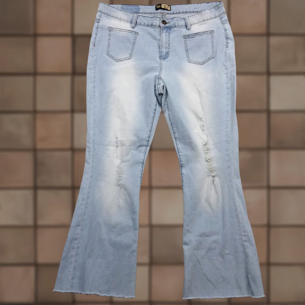 Vintage Suzanne Betro Denim Jeans Women's 18 Light Wash Distressed Flare Frayed EUC Size 40" / US 18 - 1 Thumbnail