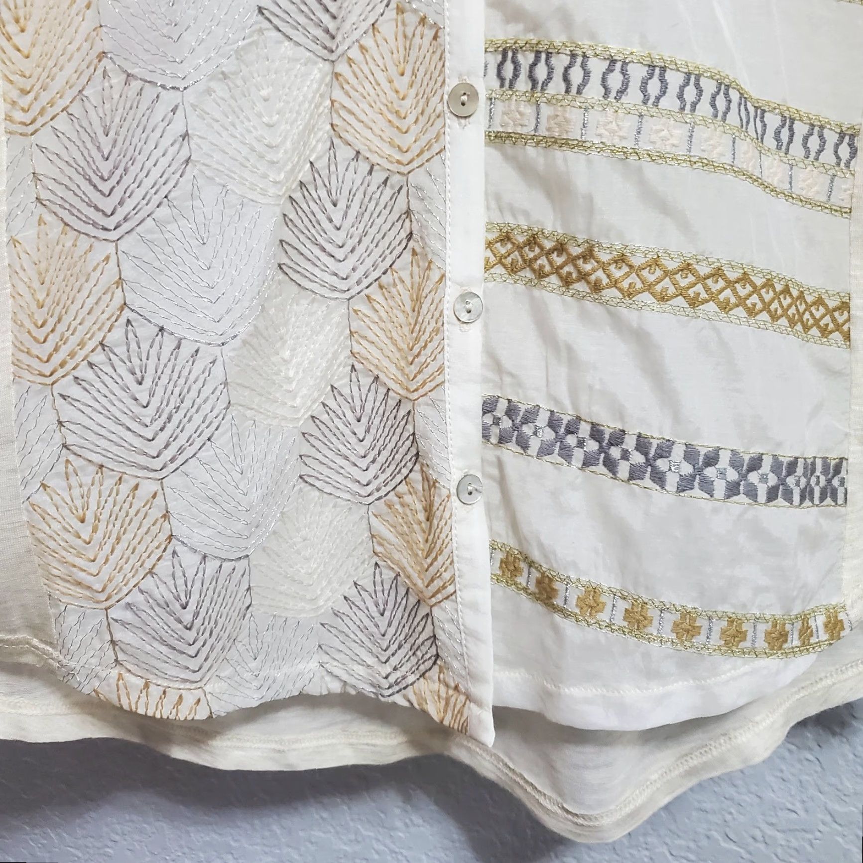 Vintage VINTAGE Anthropologie Tiny Top Women S Ivory Metallic Embroidered V Neck Button Front Size S / US 4 / IT 40 - 7 Thumbnail