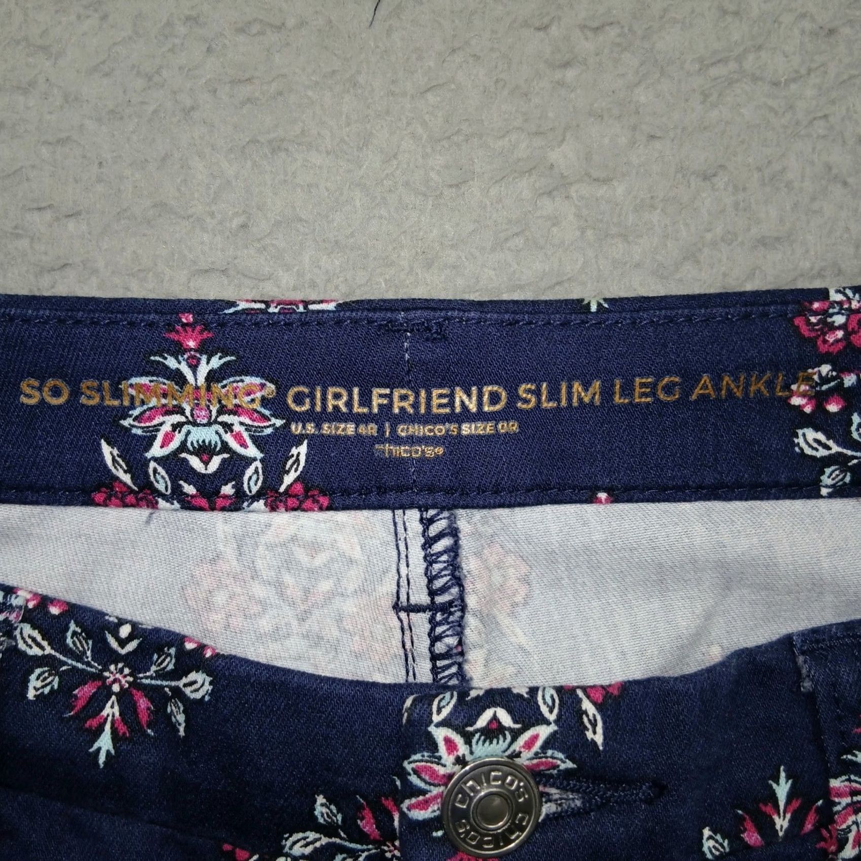 Vintage Chico's So Slim Leg Girlfriend Ankle Pants Women 4R Navy Floral Denim Slimming Stretch Pockets Wrinkle Resistant Casual Size 27" / US 4 / IT 40 - 5 Thumbnail