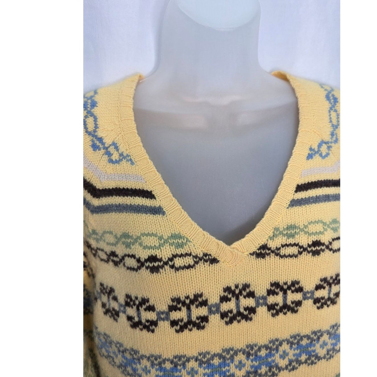 Old Navy Old Navy 100% Lambswool Fair Isle Knit V Neck Sweater Size XL / US 12-14 / IT 48-50 - 3 Thumbnail
