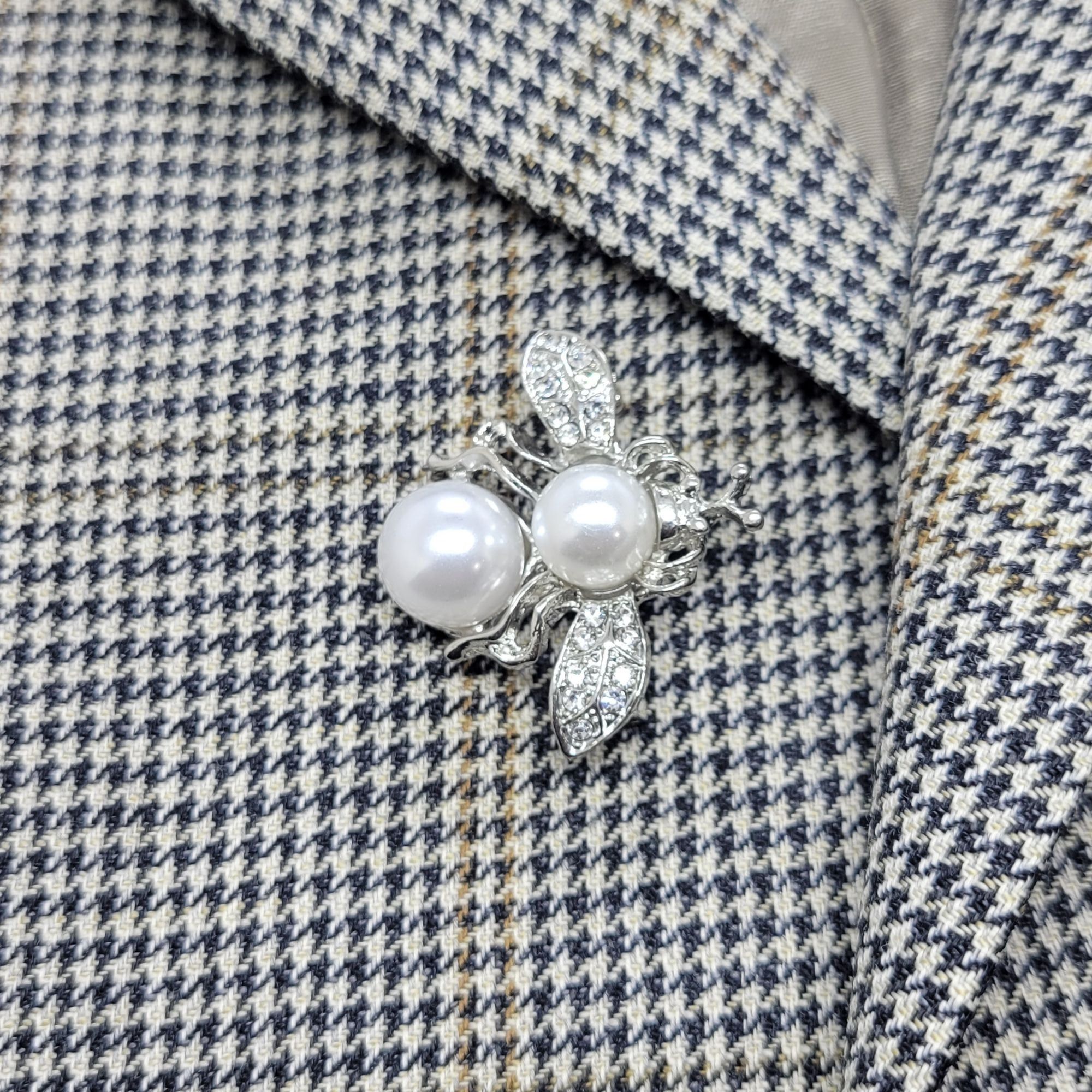 Other ✨Elegant Vintage Style Pearl Bee Brooch Silver Sparkling Cry Size ONE SIZE - 1 Thumbnail