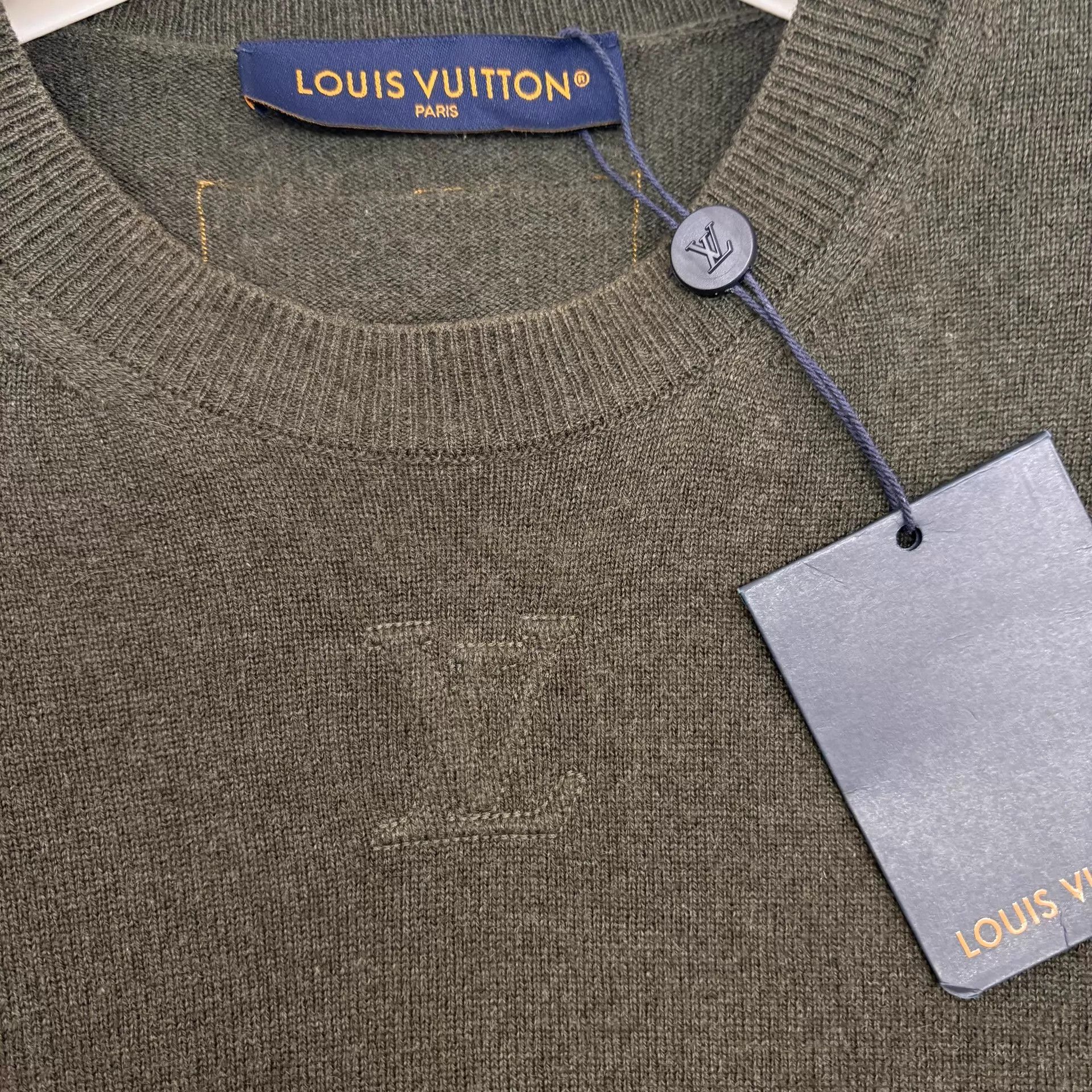 Louis Vuitton LV chest embossed logo sweater XL new with tags IT Size XL / US 12-14 / IT 48-50 - 4 Thumbnail