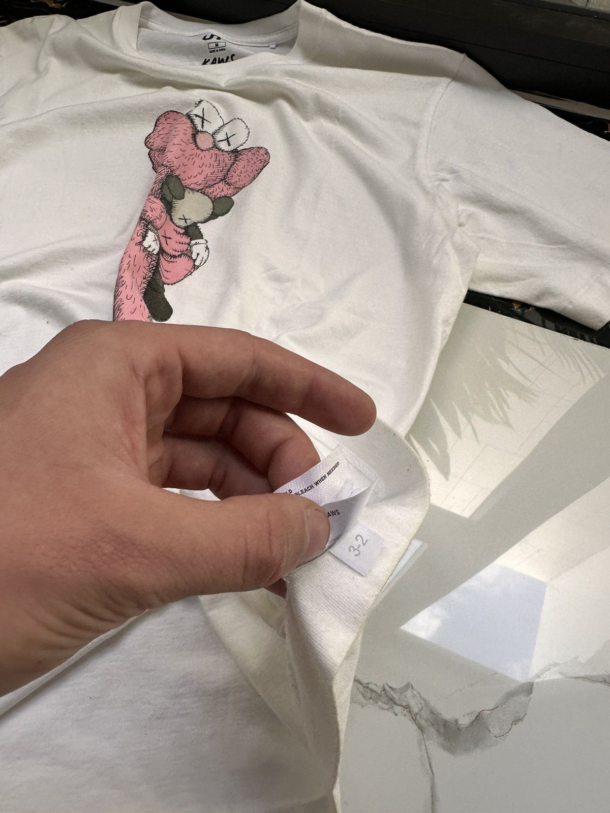 Kaws × Uniqlo UNIQLO X KAWS VIBTAGE BIG LOGO STREETWEAR TEE Size US M / EU 48-50 / 2 - 6 Thumbnail