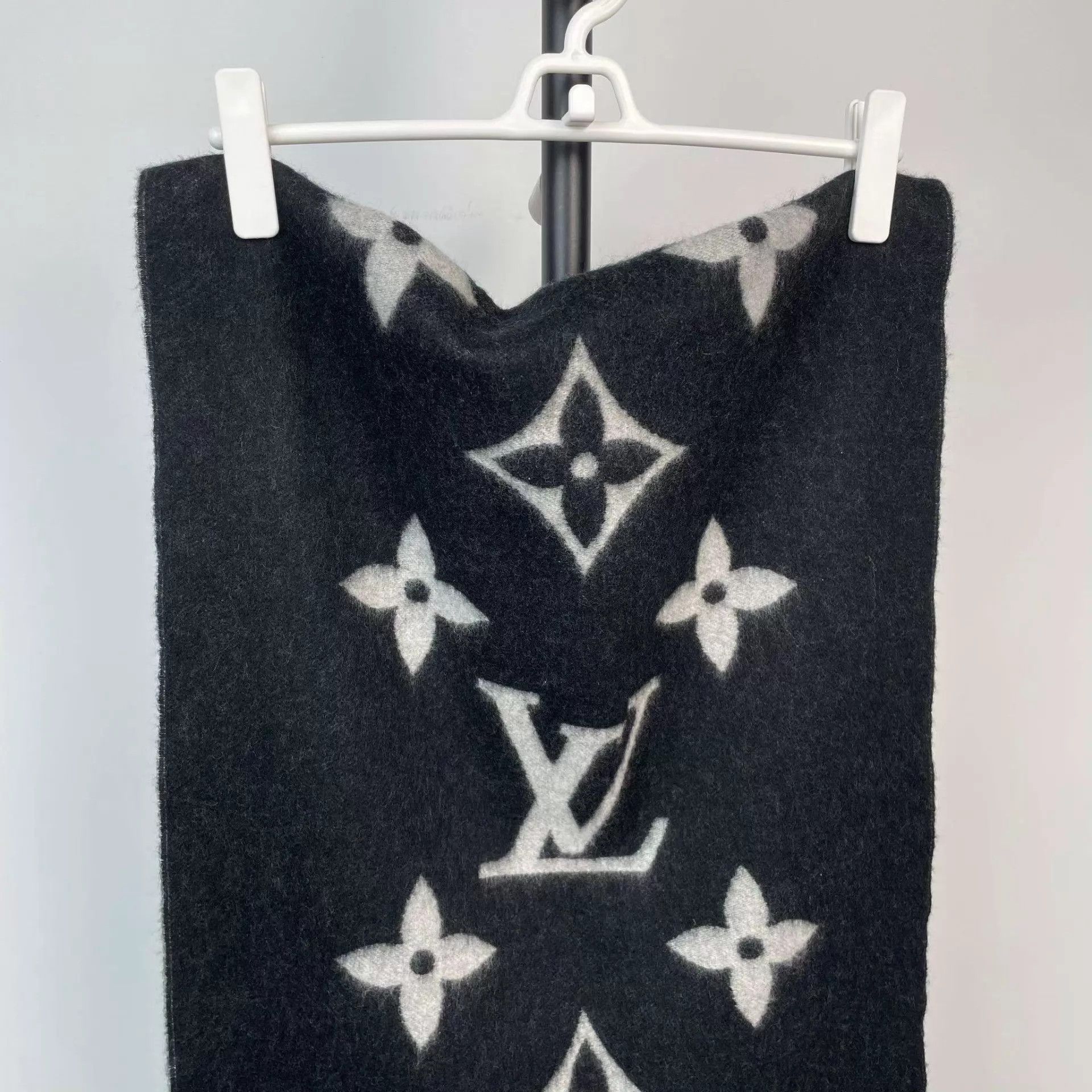 Louis Vuitton LV 95 New Wool Scarf 180x45 Black Gray Size ONE SIZE - 8 Thumbnail