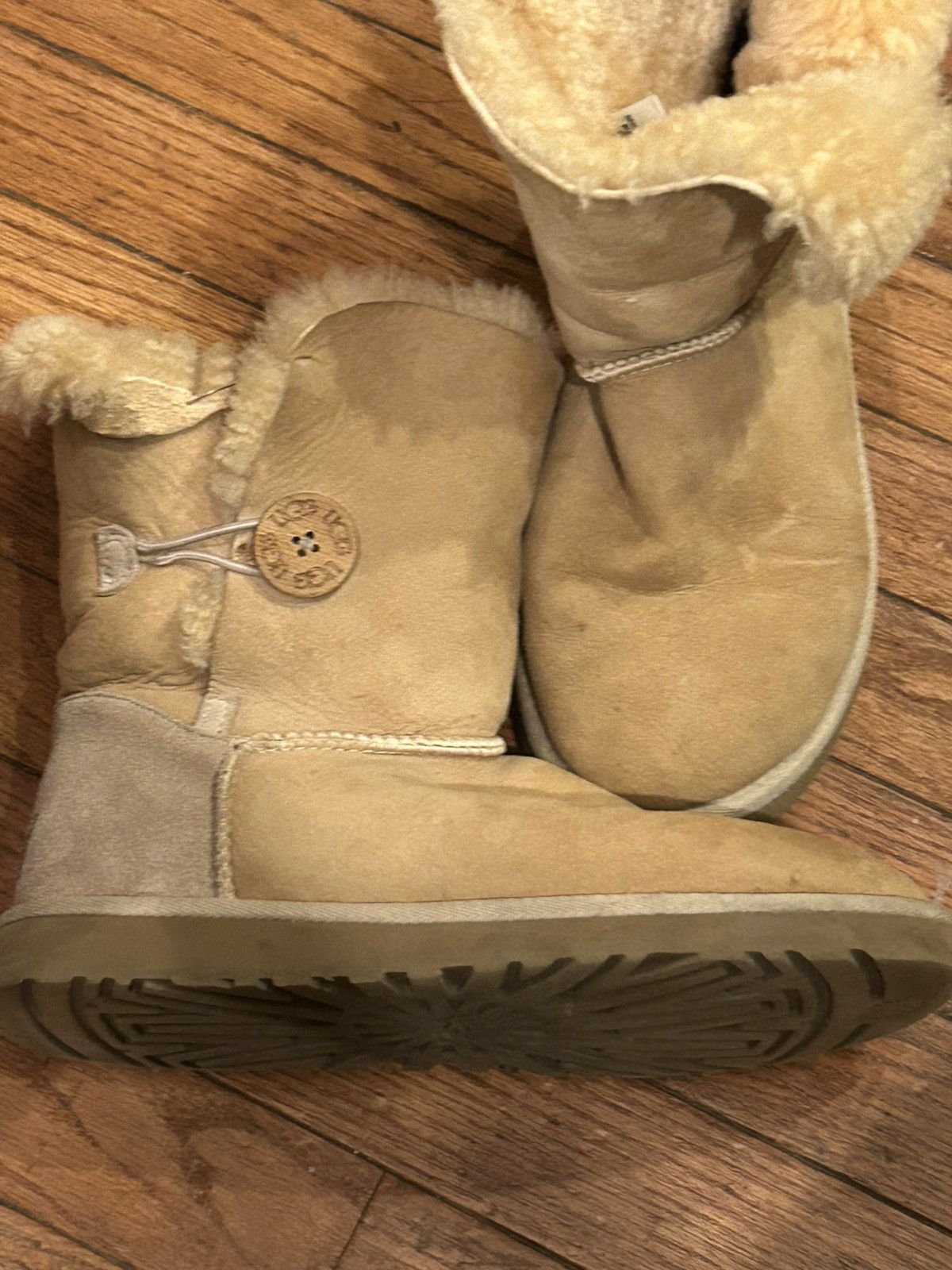 Ugg UGG Women's Bailey Button Size US 7 / IT 37 - 1 Thumbnail