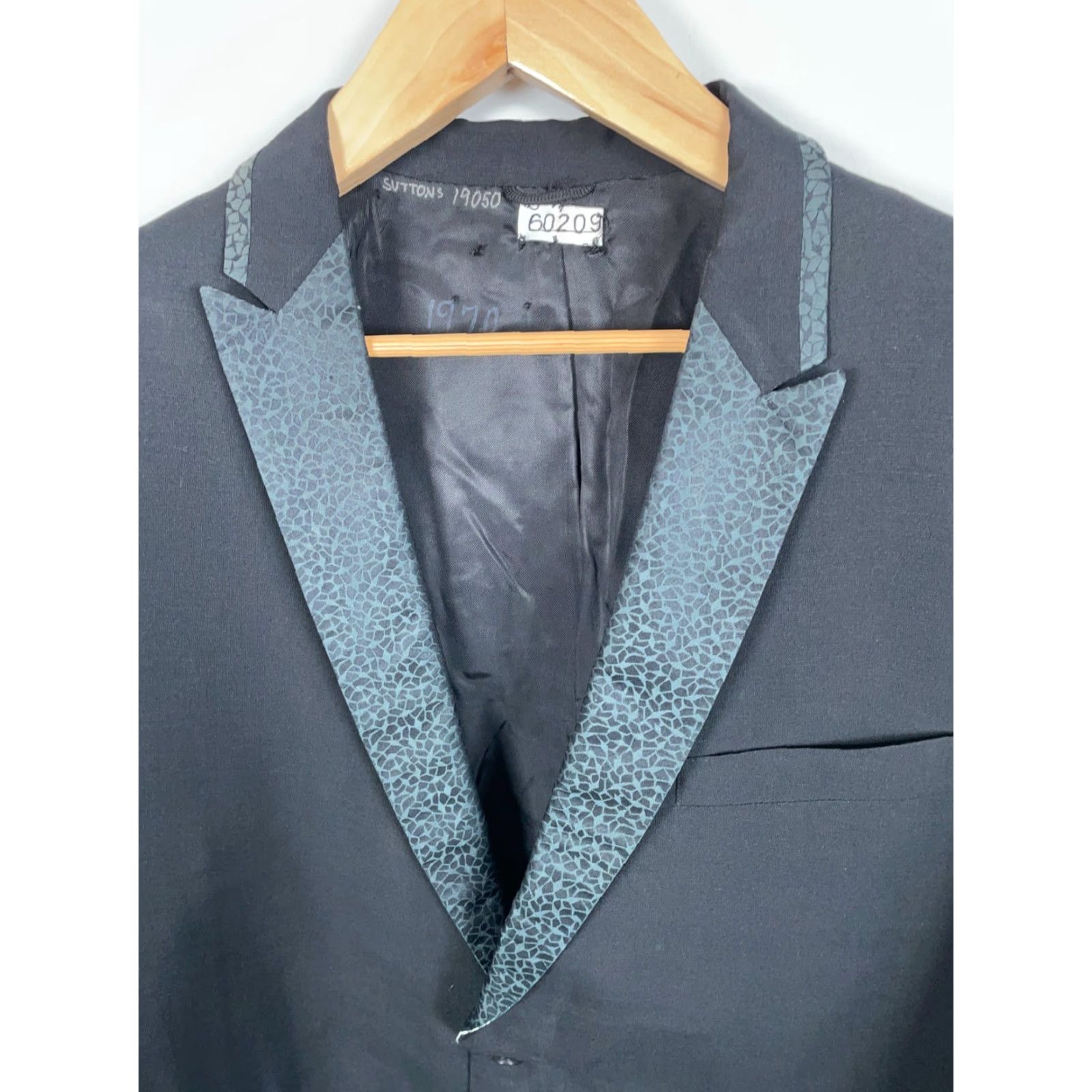 Vintage VINTAGE 70s Era Tuxedo Jacket Men’s 44 Regular Black Geometric Pattern Lapel USA Made After Six One Button Adults Mens Size 44R - 4 Thumbnail