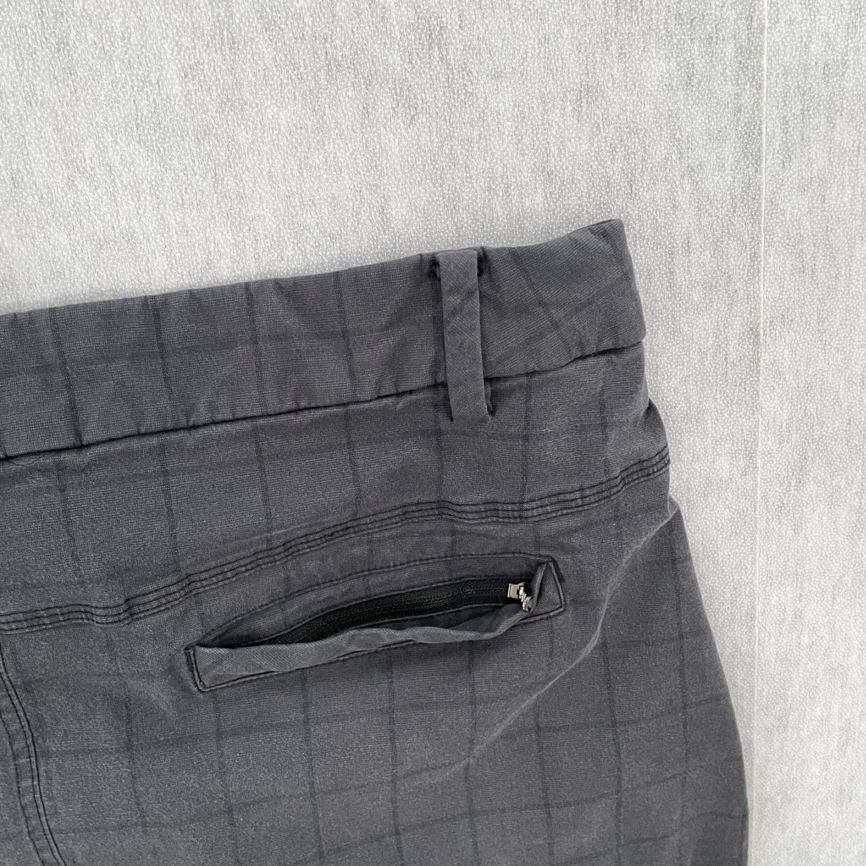 Lululemon VINTAGE Lululemon Shorts Adult 36 Gray Windowpane Pattern Chino Logo Pockets Mens Size US 36 / EU 52 - 4 Thumbnail