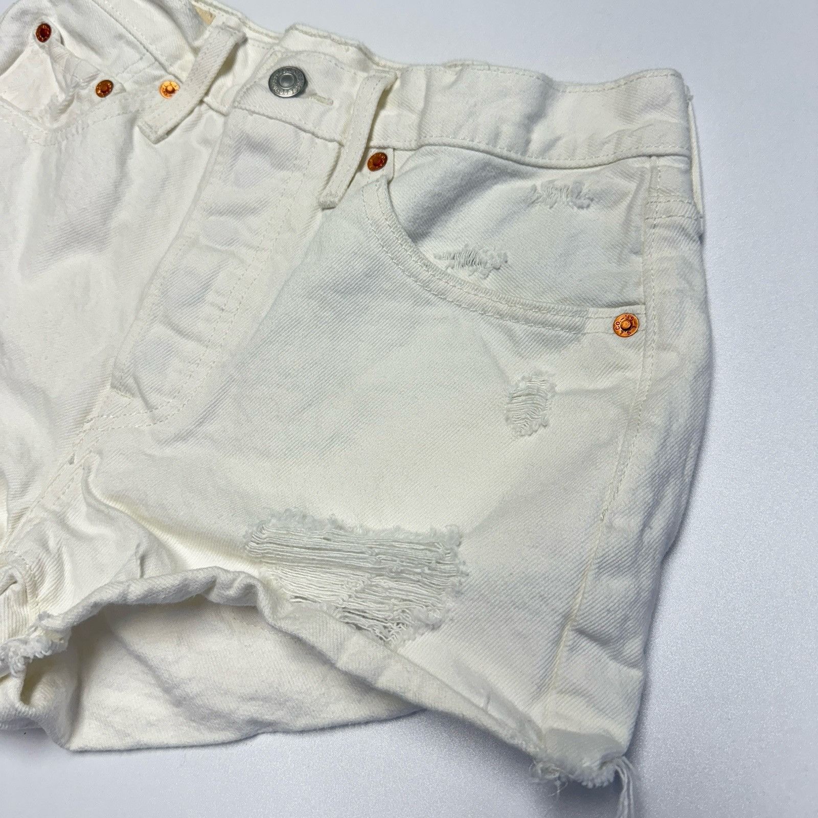 Levi's Levi's 501 Button Fly Denim Shorts Womens 26 White Distress Size 26" / US 2 / IT 38 - 4 Thumbnail