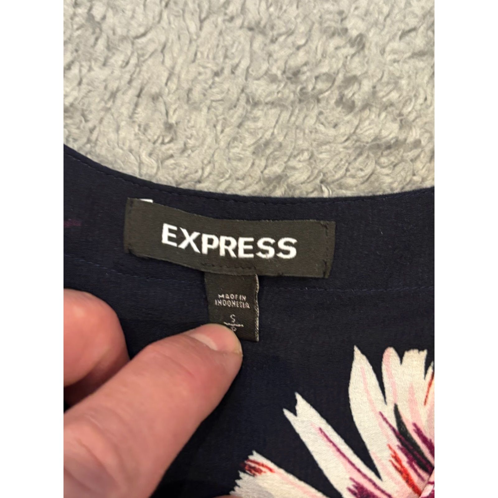 Express Express Blouse Womens Small Navy Blue Floral Long Sleeve Top Buttons V Neck Size S / US 4 / IT 40 - 2 Thumbnail