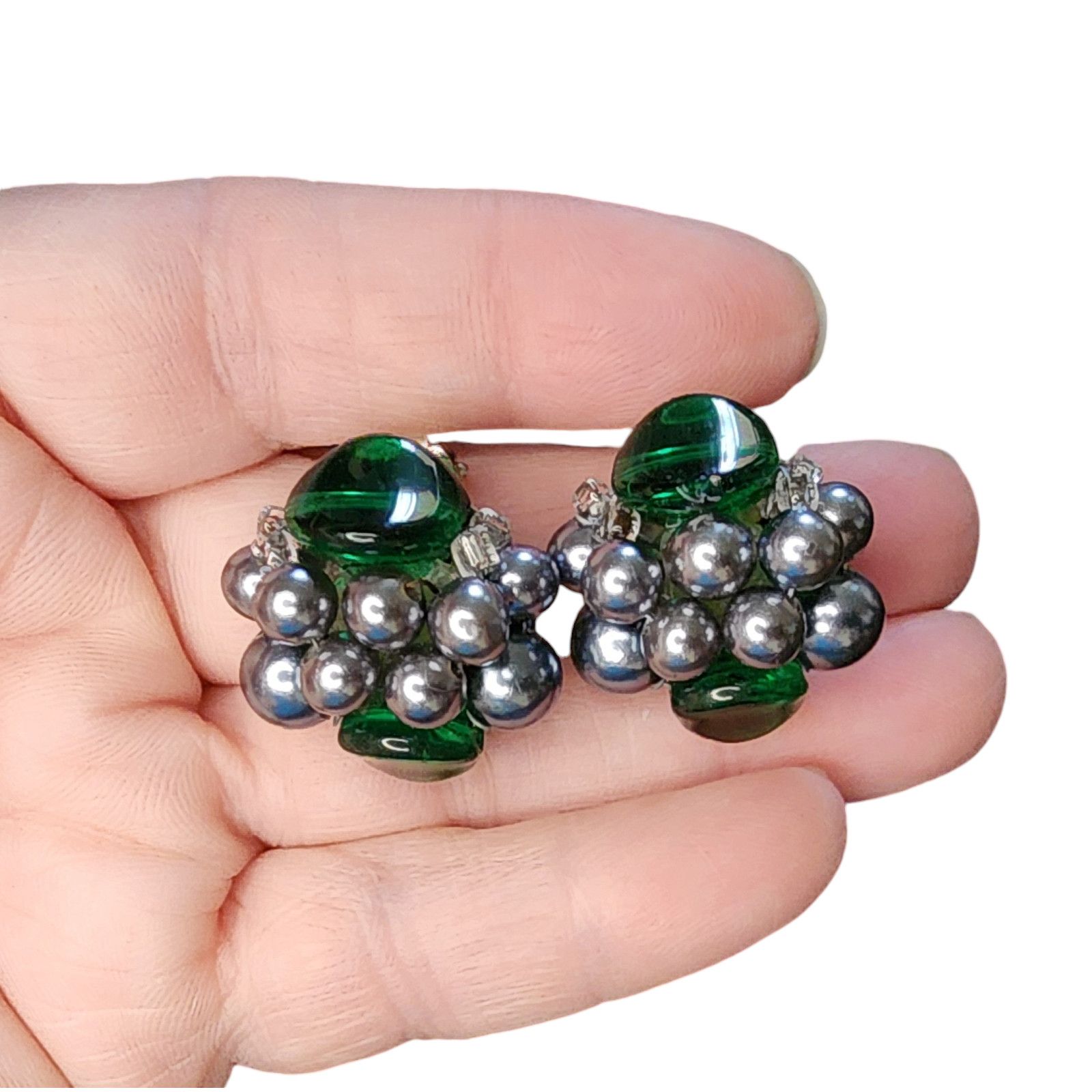 The Unbranded Brand Vintage gray pearls, green glass bead clip-on earrings Japan Size ONE SIZE - 5 Thumbnail