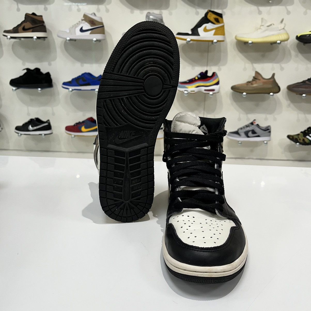 Nike Air Jordan 1 Retro High Dark Mocha Size US 10 / EU 43 - 9 Thumbnail