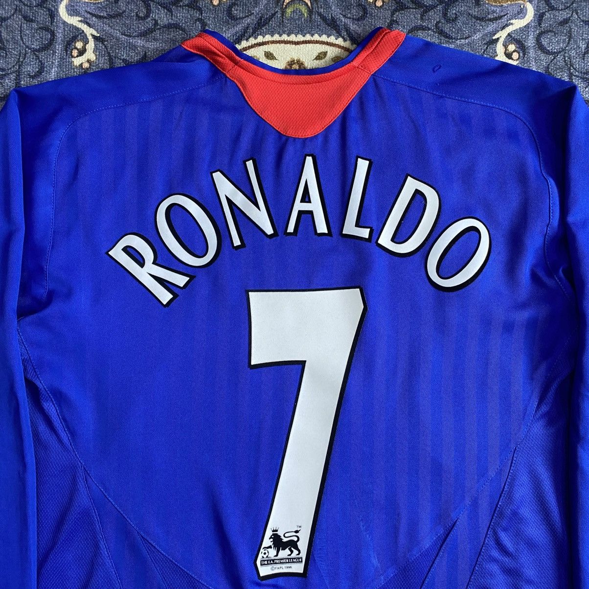 Vintage 2005/06 Nike Manchester United Away Jersey