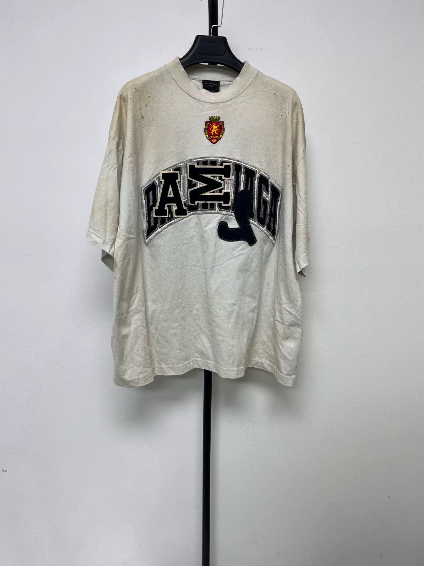 Balenciaga Balenciaga Letter Embroidery Badge T-shirt Size US L / EU 52-54 / 3 - 1 Thumbnail
