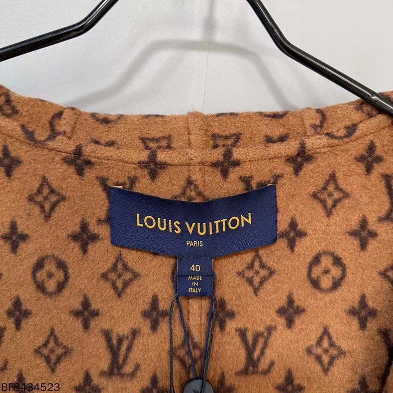 Louis Vuitton Louis Vuitton Cloak coat with full print inside coat Size S / US 4 / IT 40 - 5 Thumbnail