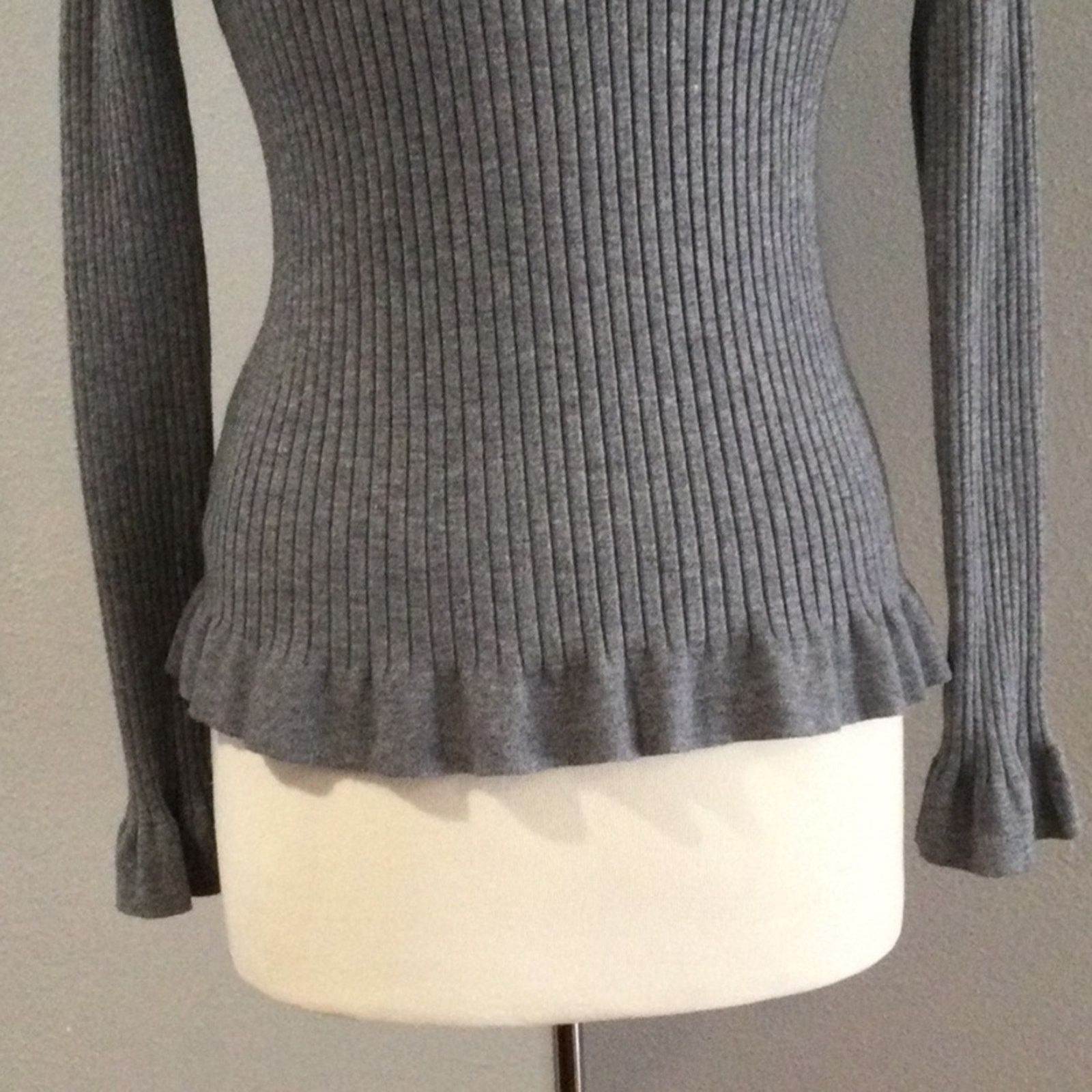 Other Lulus Gray V-Neck Rib Knit L/S 3 Button Bodycon Top Size M Size M / US 6-8 / IT 42-44 - 9 Thumbnail