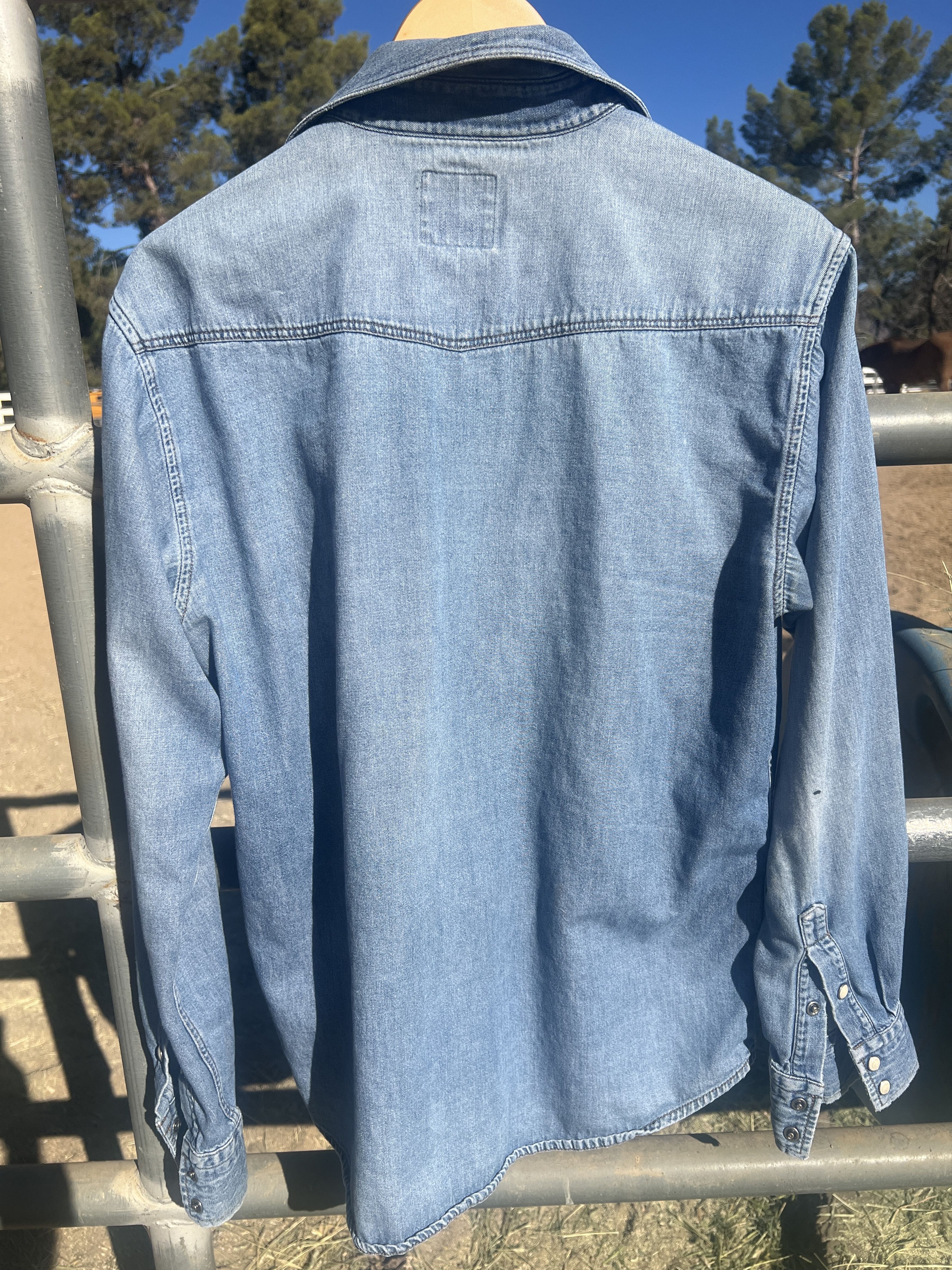 Ariat Ariat, classic denim, pearl snap shirt Size M / US 6-8 / IT 42-44 - 2 Thumbnail