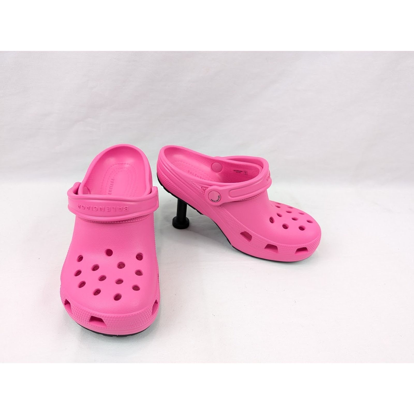 Balenciaga o1rshd1 Rubber Crocs Madame in Electric Pink Size US 7 / IT 37 - 13 Thumbnail