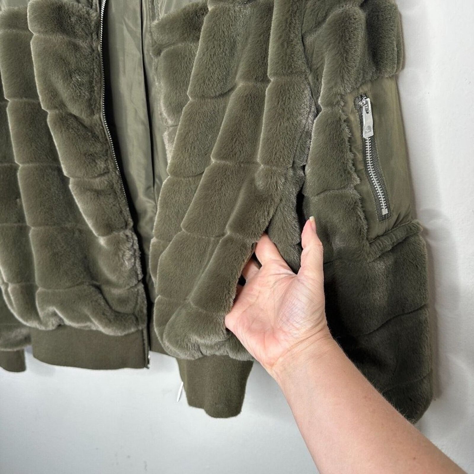 Guess NWOT Guess Felicia Olive Faux Fur Bomber Jacket Pockets XS Size XS / US 0-2 / IT 36-38 - 10 Thumbnail