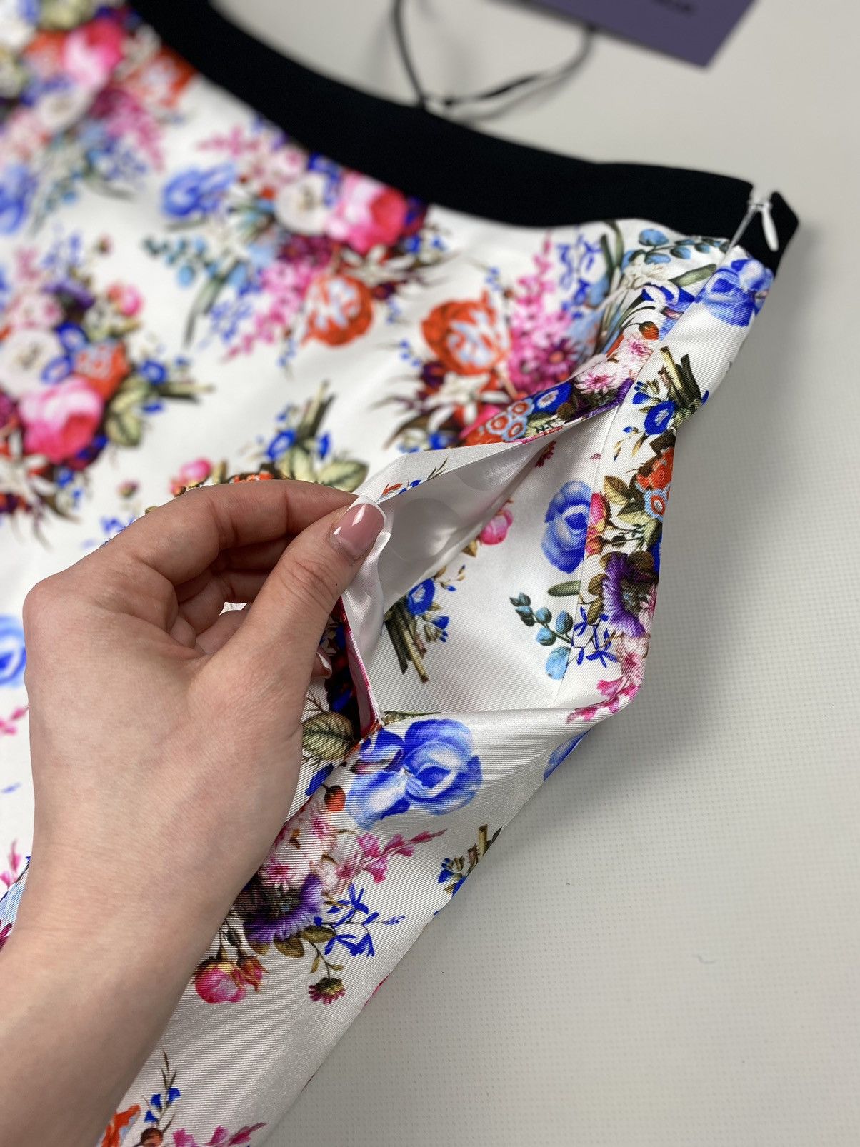 Emanuel Ungaro BNWT! Emanuel Ungaro ladies silk floral patterns skirt Size 27" / US 4 / IT 40 - 8 Thumbnail